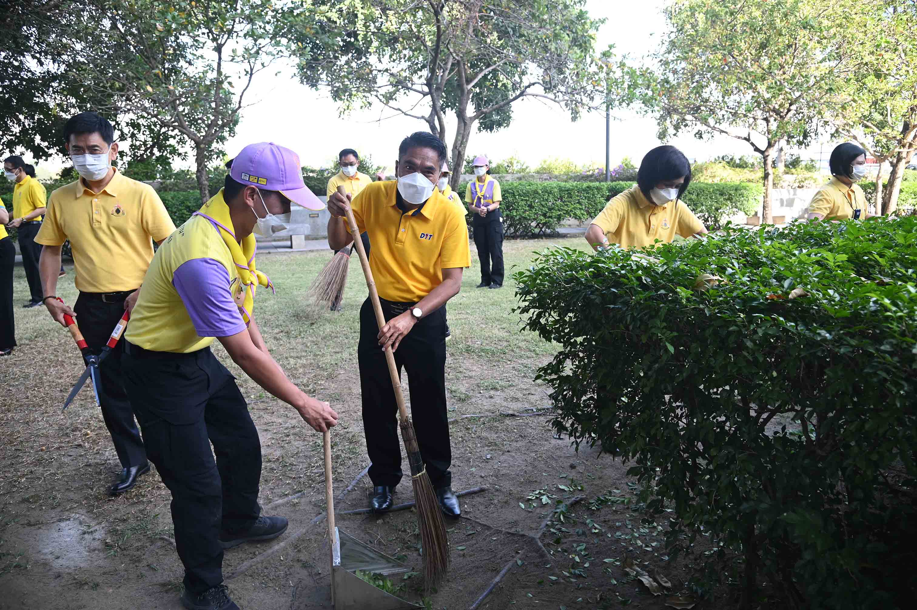 รองอธิบดีกรมการค้าภายใน ร่วมกิจกรรม “พาณิชย์...จิตอาสา ร่วมใจ ปลูกต้นไม้ รักษ์สิ่งแวดล้อม” 