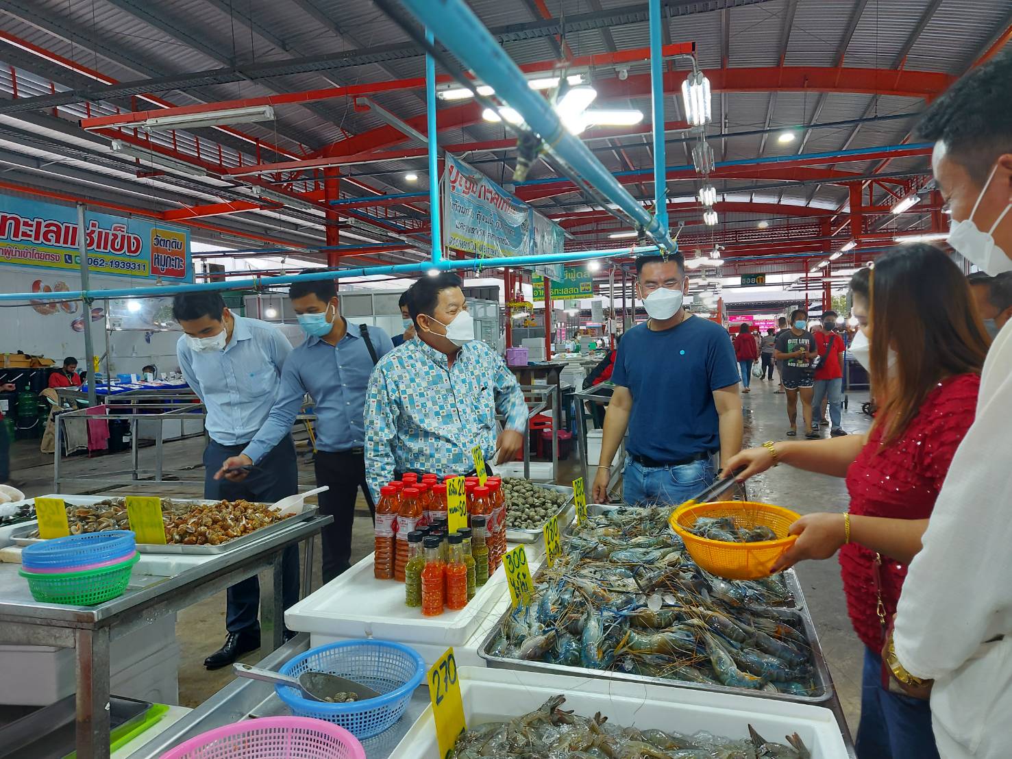 อธิบดีติดตามสถานการณ์การจำหน่ายสินค้าในตลาดกลางผักและผลไม้ในความส่งเสริมของกรม
