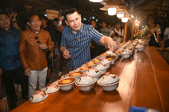 กรมการค้าภายในจัดพาณิชย์ให้ท่า ลอยกระทง ที่ "ตลาดต้องชม" 