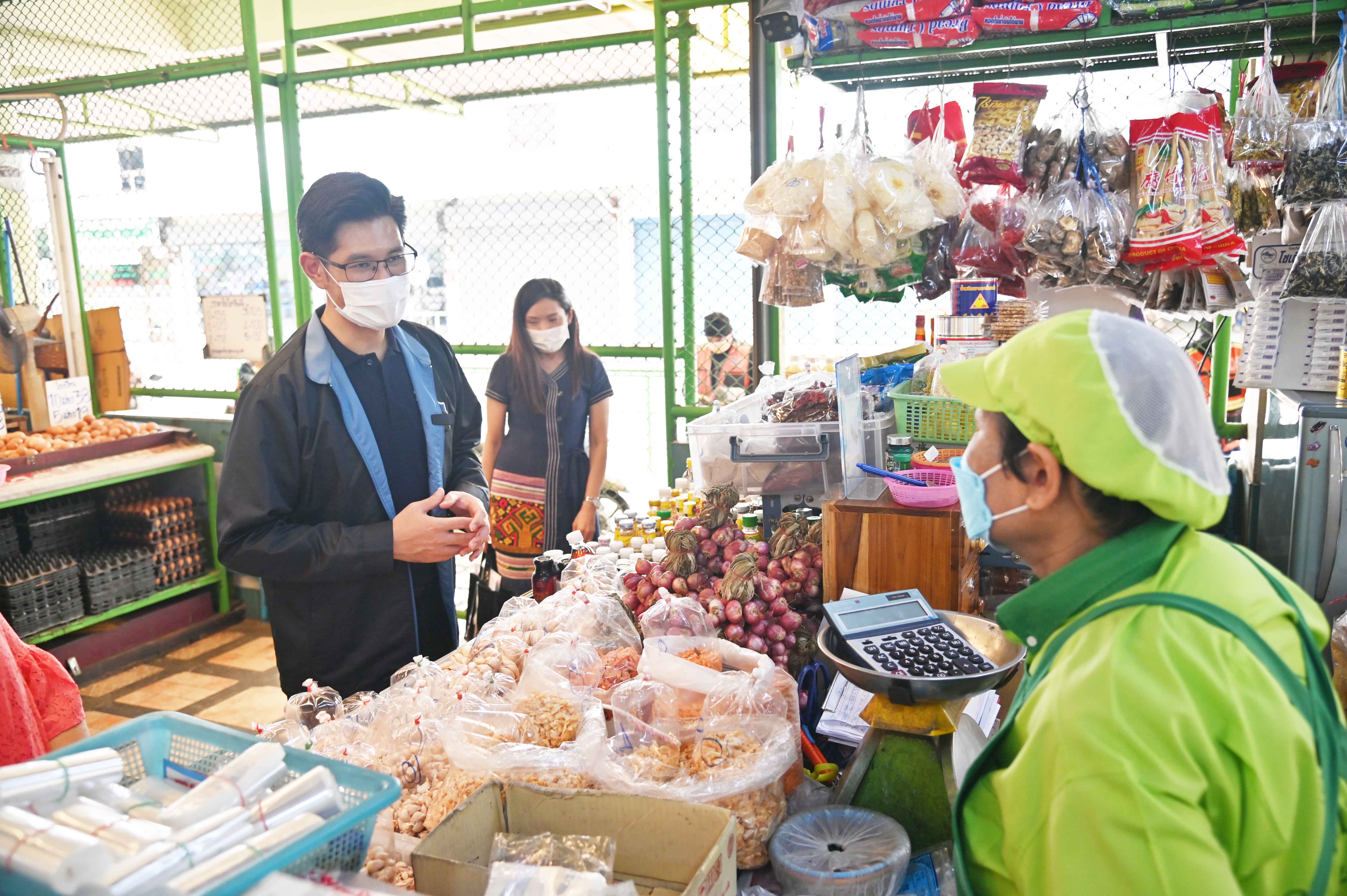 รองอธิบดีลงพื้นที่ตรวจราคาสินค้า ดูแลผู้บริโภคก่อนเทศกาลสงกรานต์