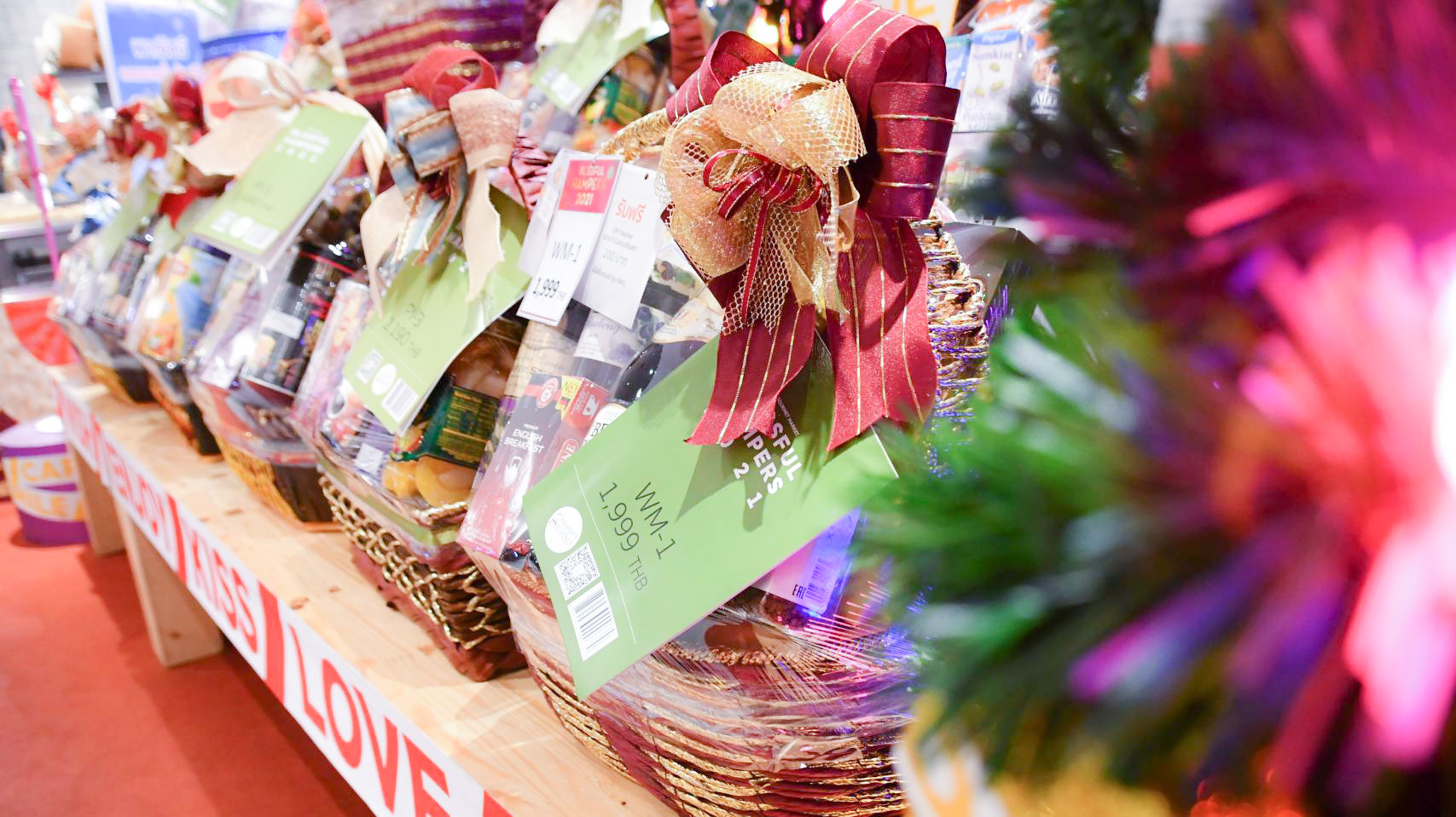 อธิบดีตรวจการจำหน่ายสินค้าตามโครงการ “พาณิชย์ลดกระหน่ำข้ามปี! New Year Grand Sale 2021” และตรวจสอบการจำหน่ายกระเช้าของขวัญในช่วงเทศกาลคริสต์มาสและเทศกาลปีใหม่ 