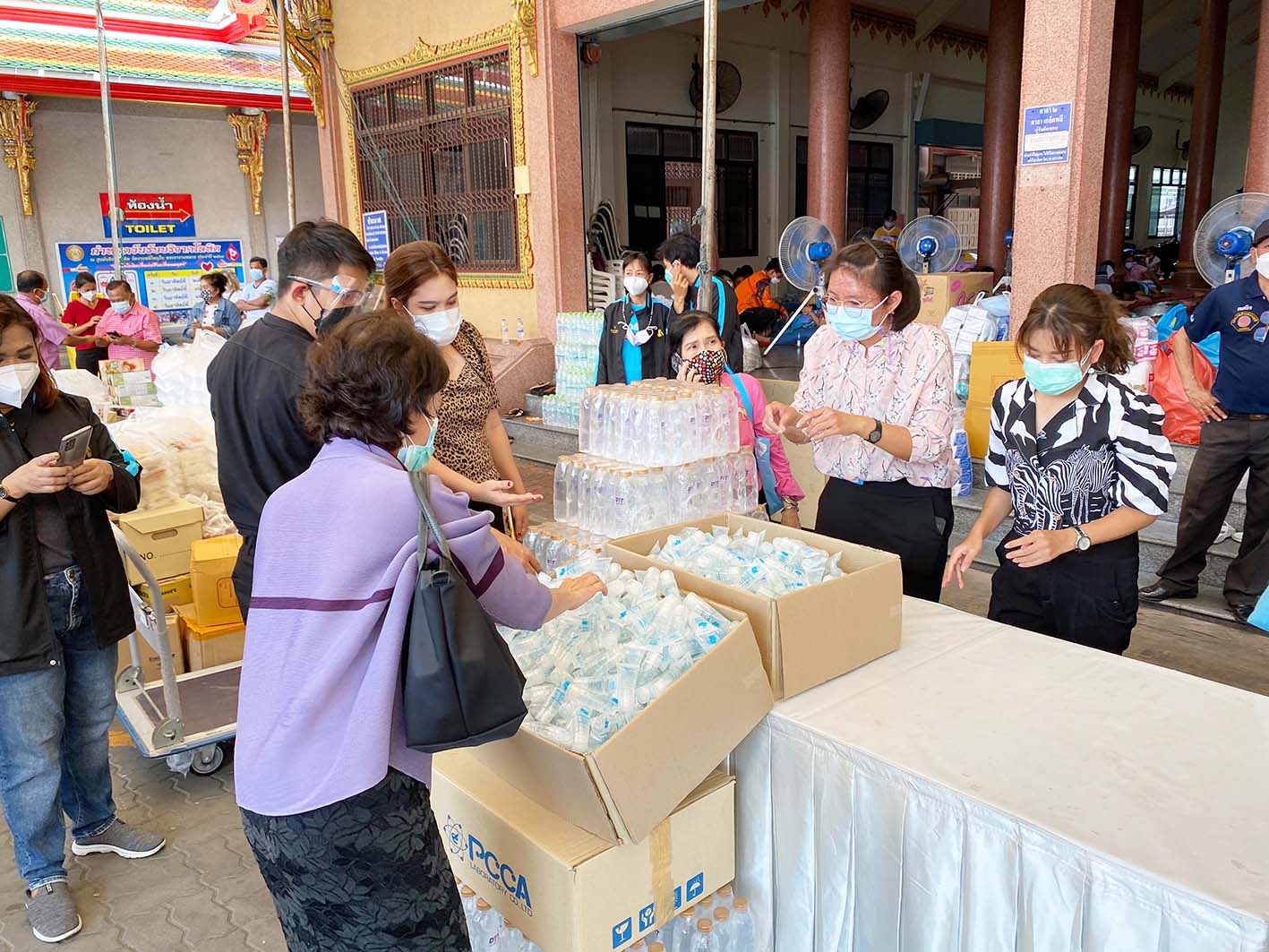 รองอธิบดีลองพื้นที่มอบของให้ผู้ประสบภัยโรงงานระเบิด