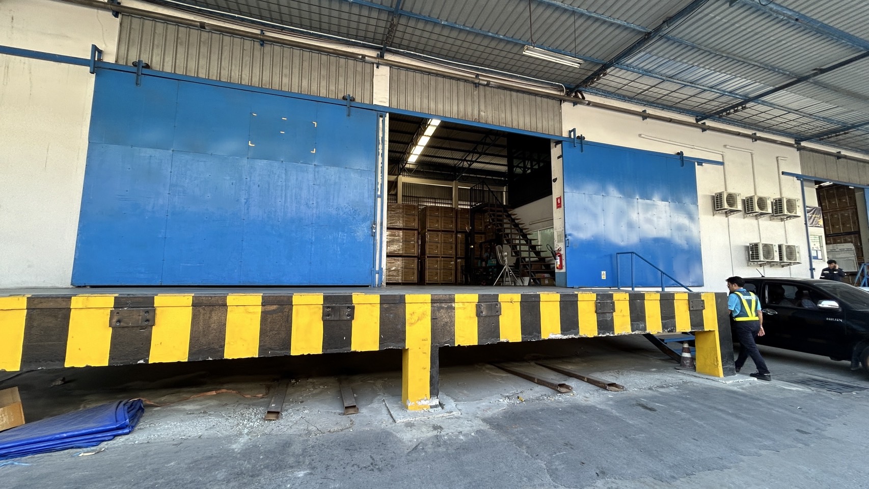 jOb6jaENeWTz8mL.jpg