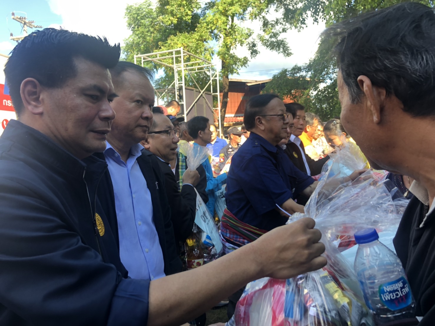 ลงพื้นที่มอบสิ่งของช่วยเหลือผู้ประสบอุทกภัยภาคตะวันออกเฉียงเหนือ