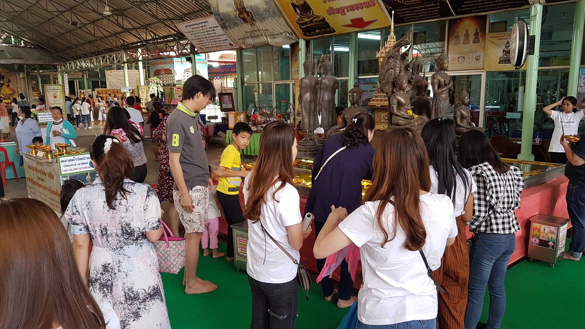 78173_ไหว้พระภายในวัดบัวขวัญ.jpg
