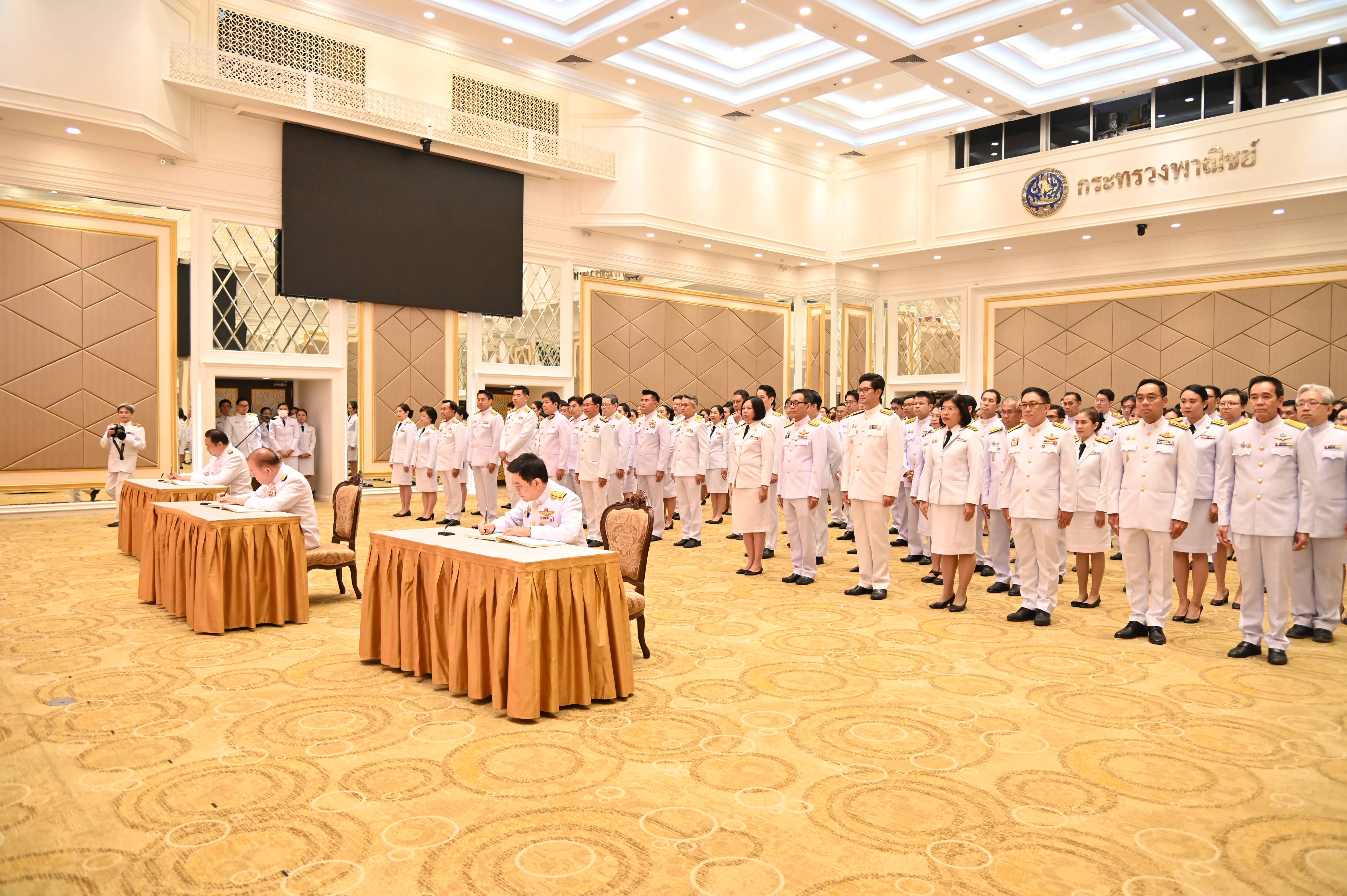 กรมการค้าภายใน ลงนามถวายพระพรชัยมงคล เนื่องในโอกาสวันฉัตรมงคล