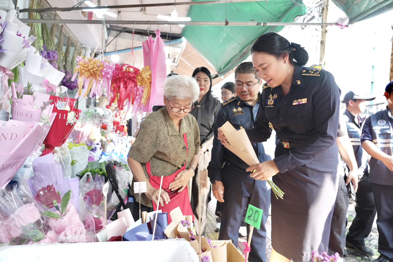 "พาณิชย์" ลุยปากคลอง สำรวจตลาดดอกไม้วาเลนไทน์คึกคัก อากาศเย็นส่งผลให้ดอกไม้สวยและราคาถูกกว่าปีก่อน