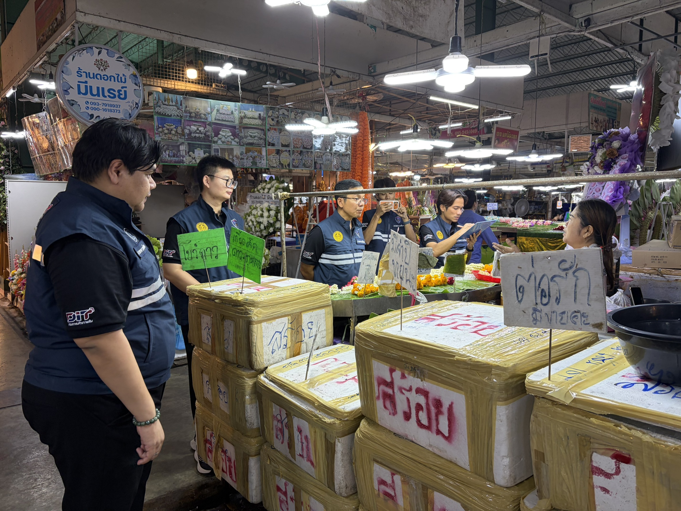 ข่าวเลขที่ 194/2569 กรมการค้าภายในลงพื้นที่ปากคลองตลาด เช็คสถานการณ์มะลิวันแม่ แนะประชาชนเลือกเปรียบเทียบราคา–คุณภาพ จากหลายร้าน ผู้ค้าต้องปิดป้ายชัด จำหน่ายราคาสมเหตุสมผล หากฉวยโอกาสขึ้นราคา ตรวจสอบต้นทุน–ดำเนินการตามกฎหมาย (11 สิงหาคม 2569)
