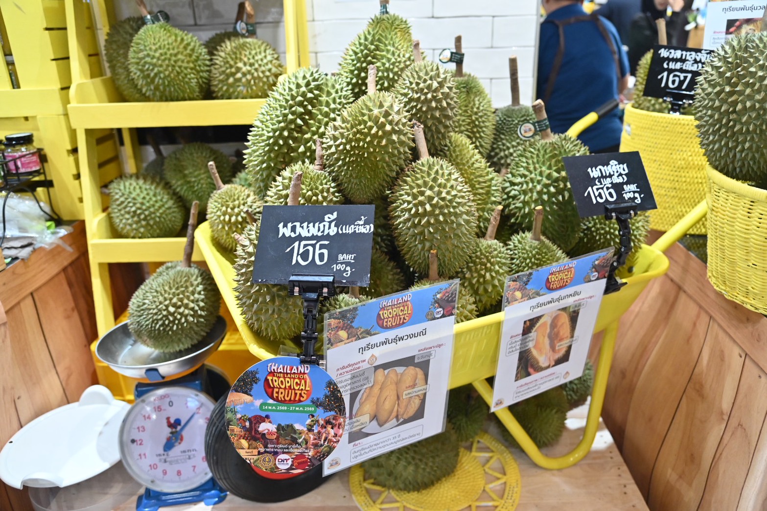 ข่าวเลขที่ 141/2569 พาณิชย์ ยกทัพผลไม้ไทยบุกพารากอน เปิด Thailand : The land of tropical fruits เชิญทูต 15 ประเทศร่วมชิม–ชมศักยภาพผลไม้ไทย ต่อยอดตลาดส่งออก (17 พฤษภาคม 2569)