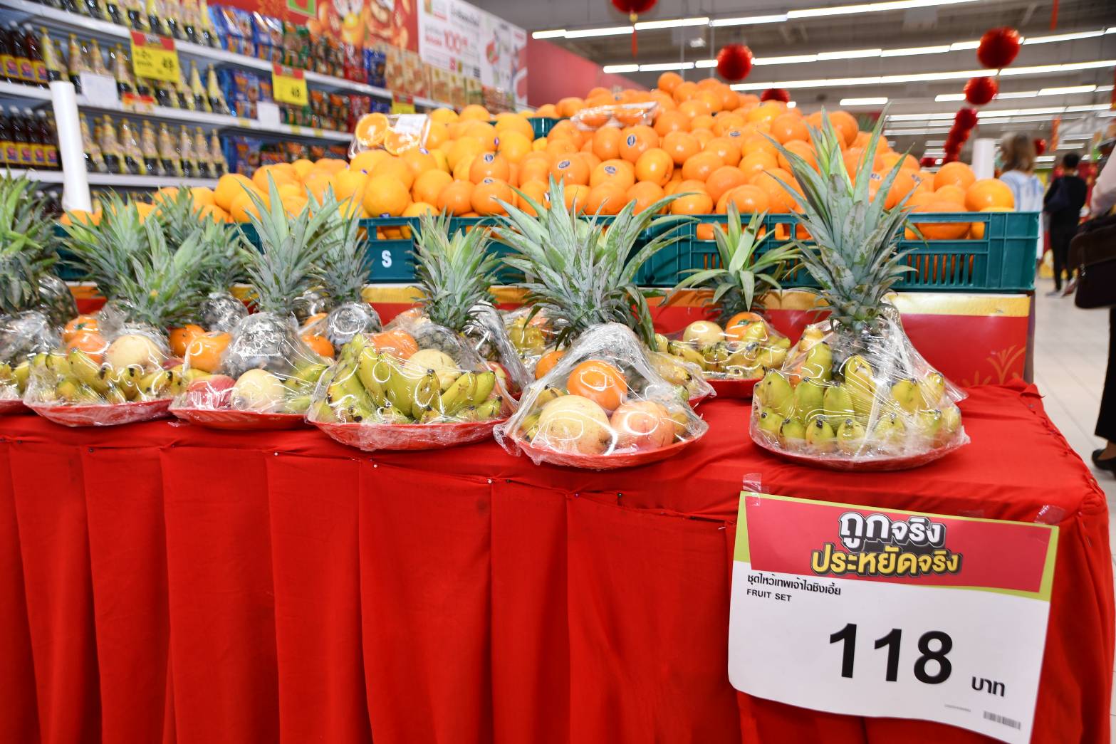 รองอธิบดีกรมการค้าภายใน ตรวจเยี่ยมการจำหน่ายสินค้าราคาพิเศษในช่วงเทศกาลตรุษจีน ณ จังหวัดสงขลา