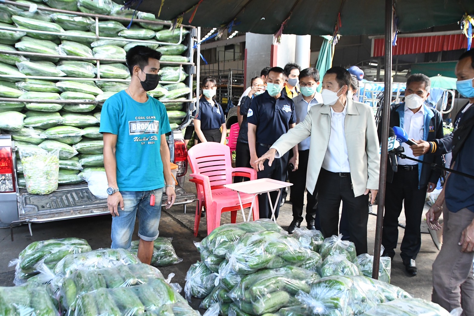 รองอธิบดีกรมการค้าภายในร่วมสำรวจสถานการณ์การค้าสินค้าผักและผลไม้