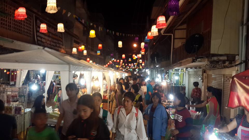 21670_มีคนมาแวะเวียนเที่ยวซื้อสิ่งของกิน ของฝาก ของที่ระลึก.jpg