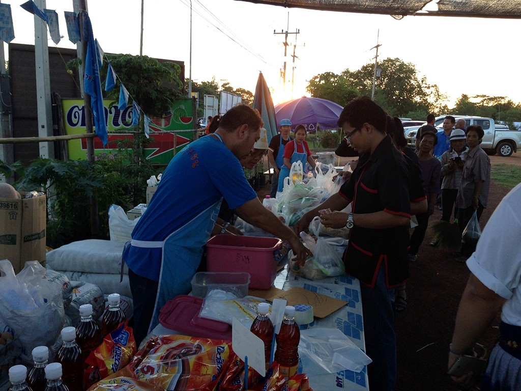 11466_การจับจ่ายซื้อของในตลาด.jpg