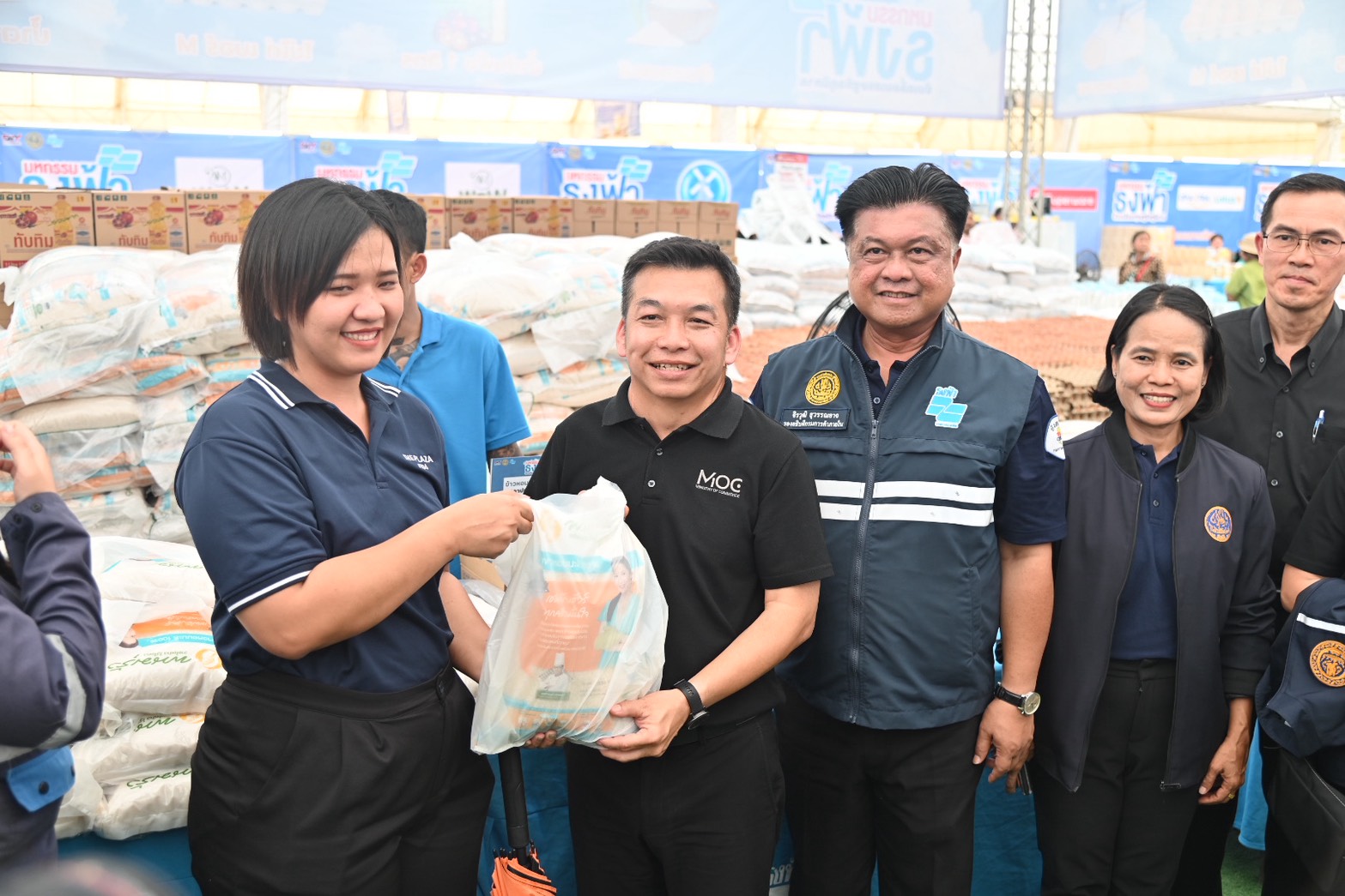 ข่าวเลขที่ 109/2569 “พาณิชย์” ลุยลดค่าครองชีพประชาชน-ช่วยผู้ประกอบการ ยกทัพสินค้าราคาประหยัด จำหน่ายสินค้าราคาประหยัดให้พี่น้องชาวปราจีนบุรีในงาน “มหกรรมธงฟ้าขับเคลื่อนเศรษฐกิจภูมิภาค” (8 เมษายน 2569)