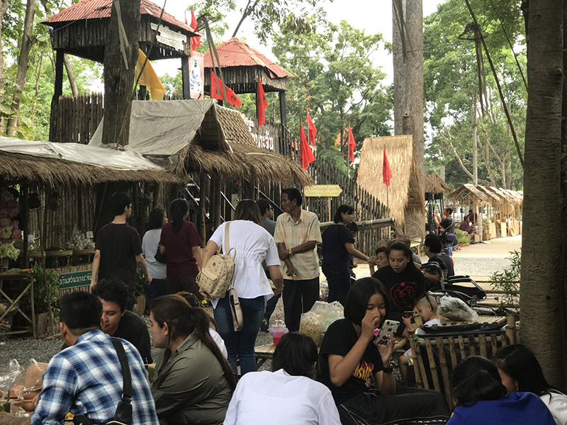 46167_มุมนั่งทานอาหารหน้าร้าน.jpg