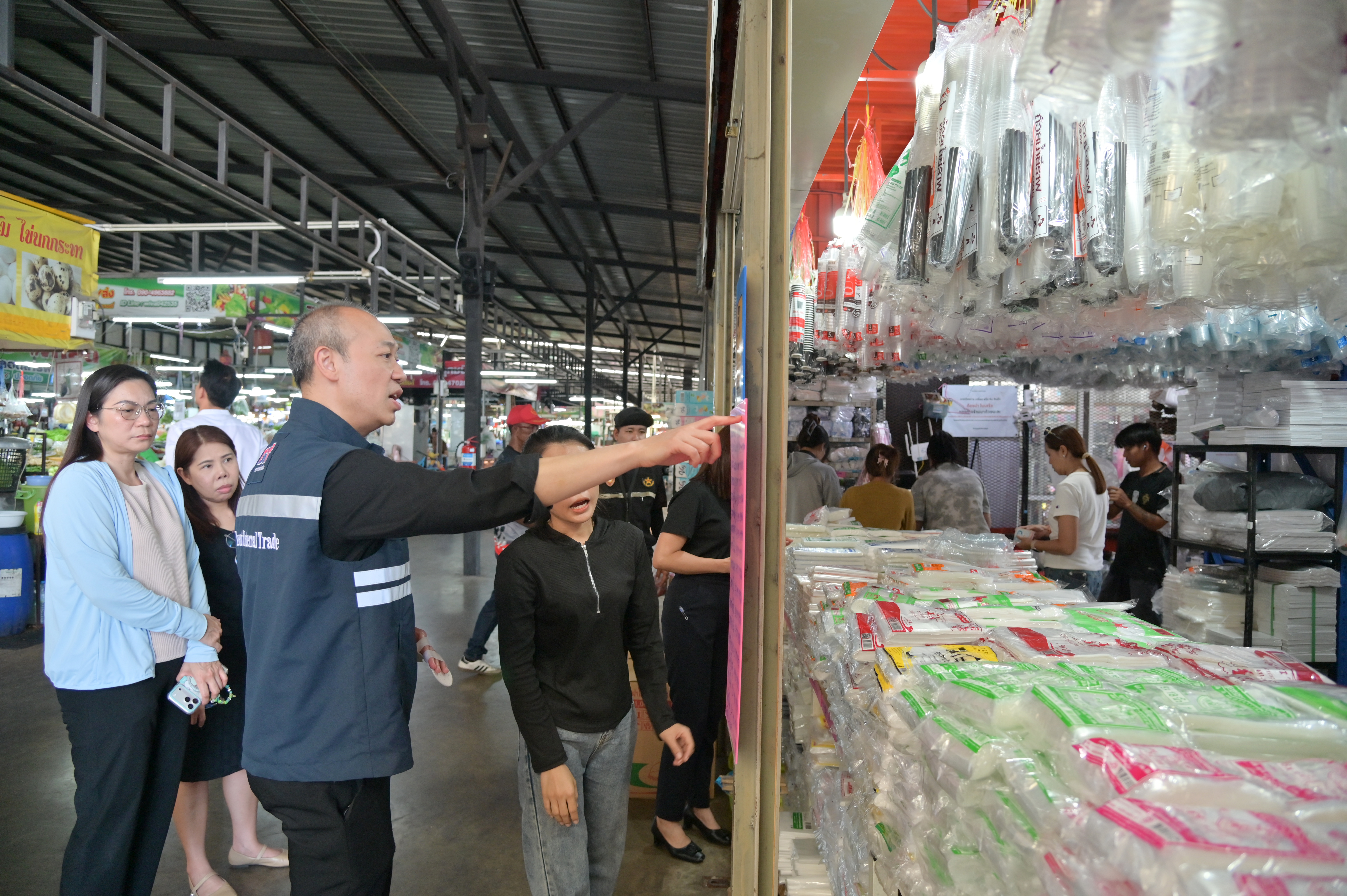 DIT ลงพื้นตรวจติดตามสถานการณ์ ราคาและปริมาณสินค้าบรรจุภัณฑ์พลาสติก