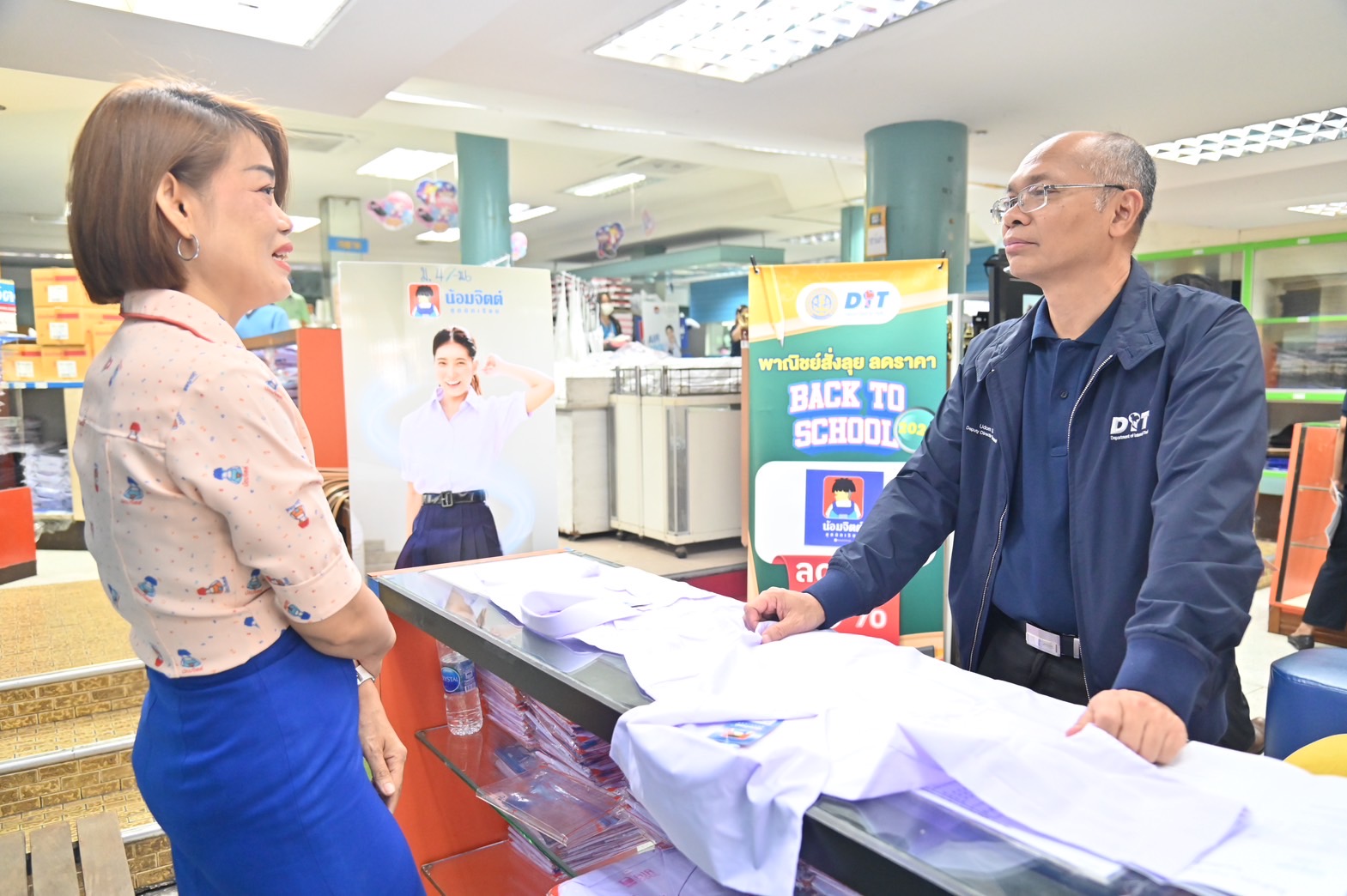 ผู้ปกครองพาบุตรหลานซื้อชุดนักเรียน กับ “พาณิชย์สั่งลุย ลดราคา Back to School 2024”