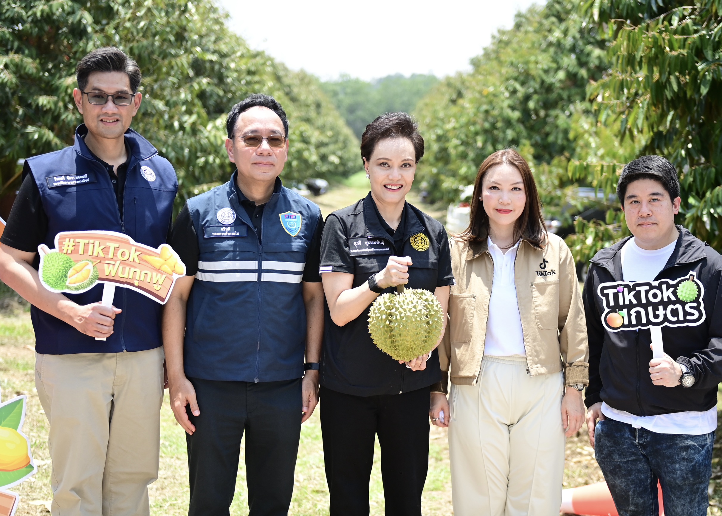 ข่าวเลขที่ 122/2569 พาณิชย์ลุยจันทบุรี ชวนชาวสวนทำ “ทุเรียนคุณภาพ” เพิ่มรายได้เกษตรกร–ยกระดับทั้งระบบ พร้อมจับมือ TikTok เปิดเกม e-Commerce สร้างมูลค่าเพิ่ม ดันส่งออกรักษาเสถียรภาพราคา (25 เมษายน 2569)