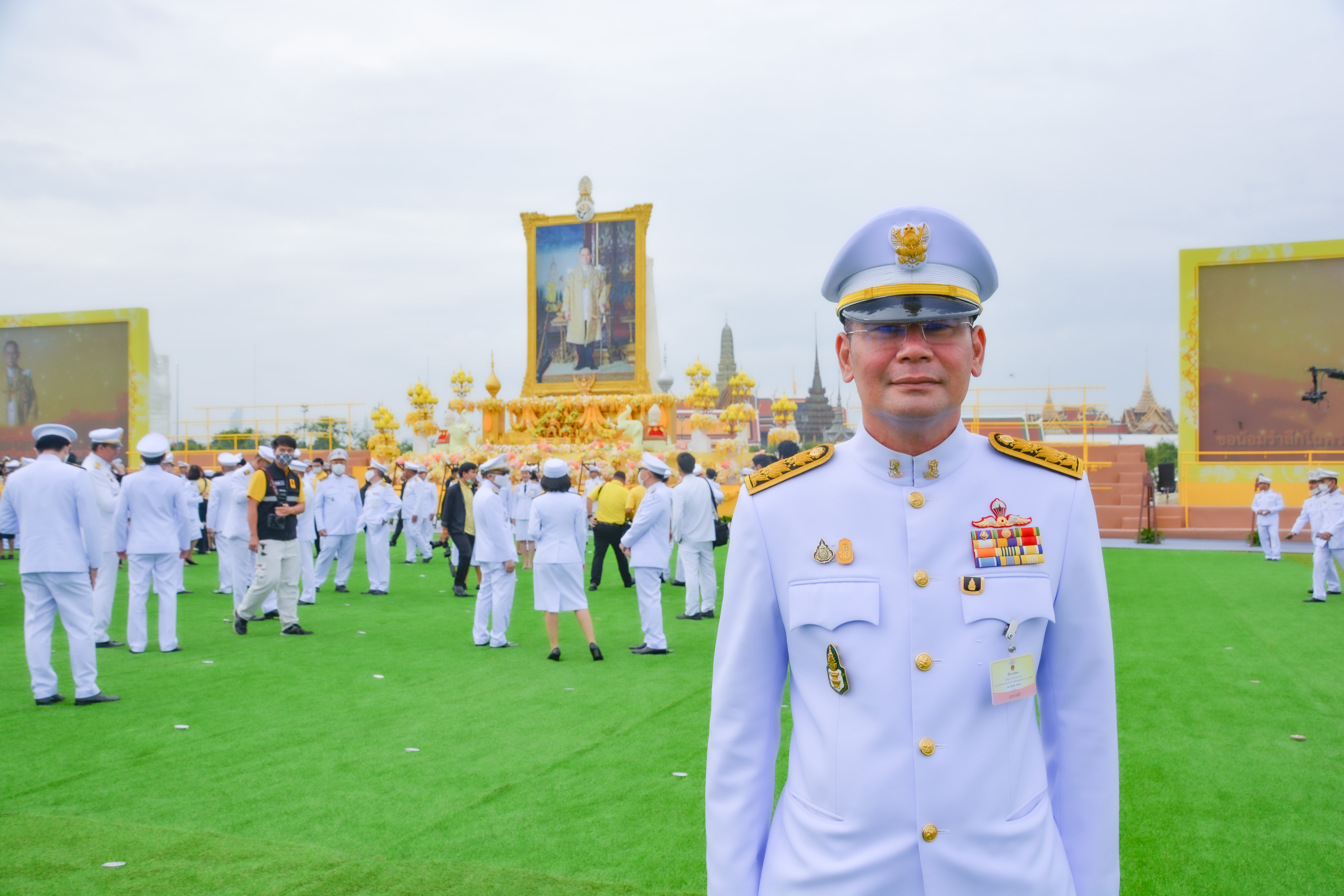 กรมการค้าภายในร่วมวางพวงมาลาและถวายบังคมเนื่องในวันคล้ายวันสวรรคต ร.9