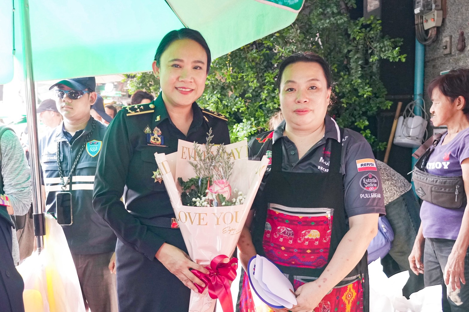 ข่าวเลขที่ 76/2569 “พาณิชย์” ลุยปากคลอง สำรวจตลาดดอกไม้วาเลนไทน์คึกคัก อากาศเย็นส่งผลให้ดอกไม้สวยและราคาถูกกว่าปีก่อน (14 กุมภาพันธ์ 2569)