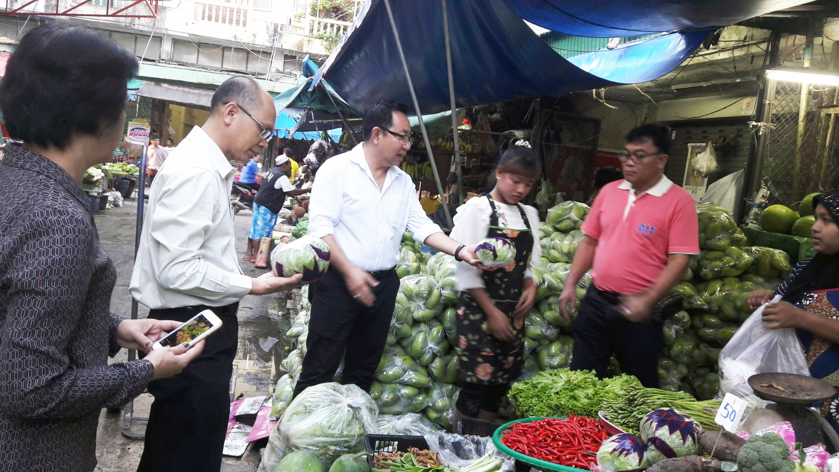 รองอธิบดีลงพื้นที่ติดตามราคาสินค้าอุปโภคบริโภค