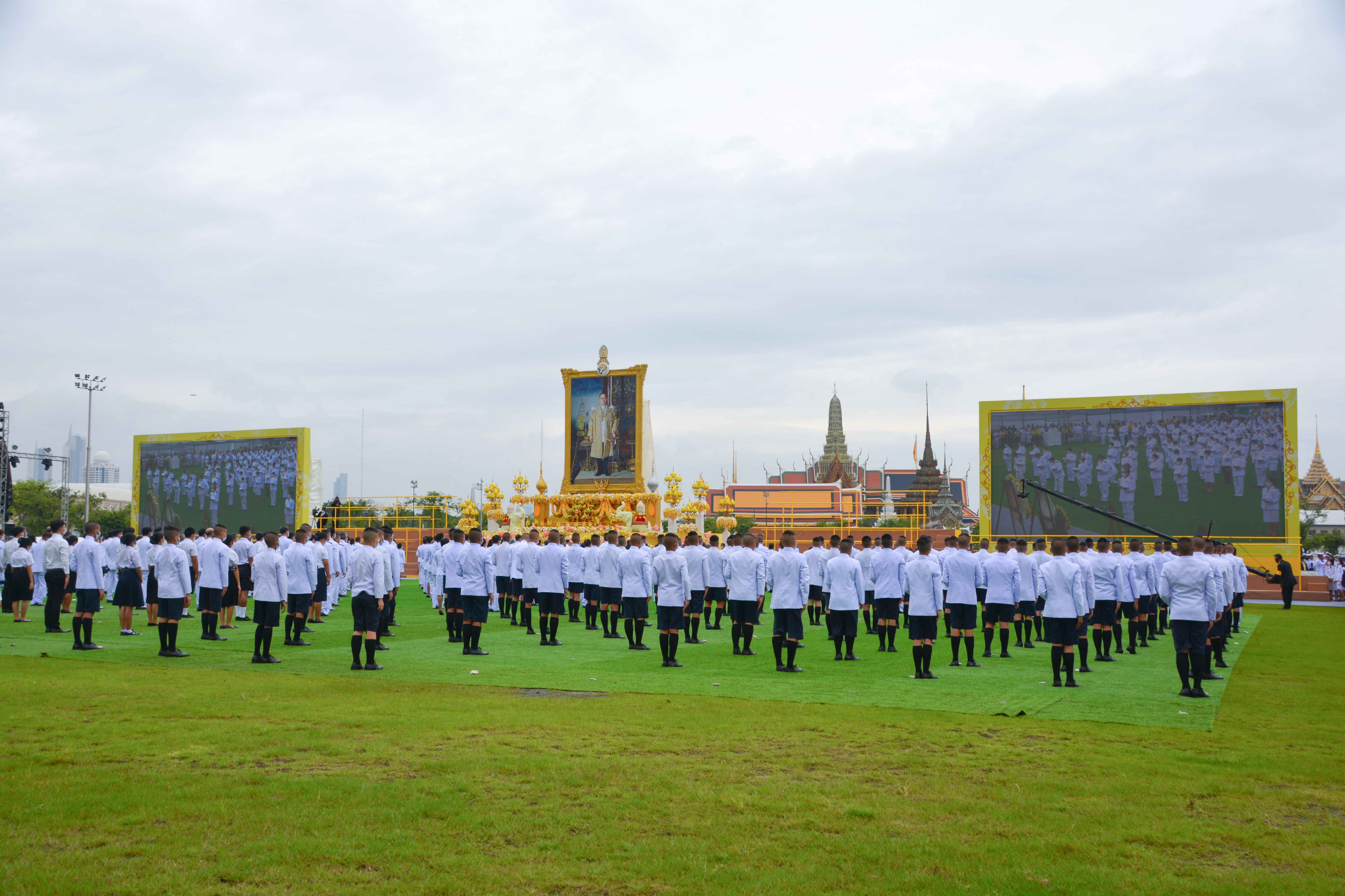 กรมการค้าภายในร่วมวางพวงมาลาและถวายบังคมเนื่องในวันคล้ายวันสวรรคต ร.9