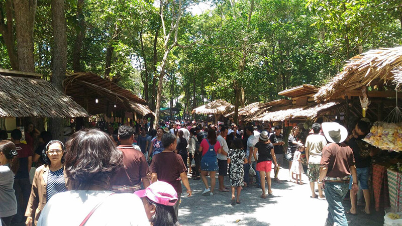 45480_คนมาเที่ยวตลาด.jpg