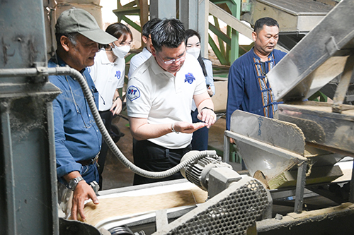 กรมการค้าภายในเยี่ยมชมแปลงทดลองการใช้ผลิตภัณฑ์จุรินทรีย์ชีวภาพเพื่อช่วยลดต้นทุน