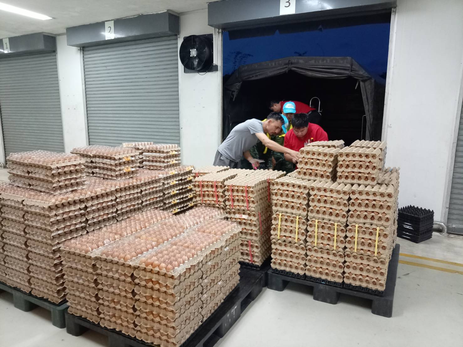 ข่าวเลขที่ 232/2569 กรมการค้าภายในประสานทหาร เร่งลำเลียงไข่ไก่ฝ่าวิกฤตน้ำท่วม ส่งถึงประชาชนสระแก้ว (28 กันยายน 2569)