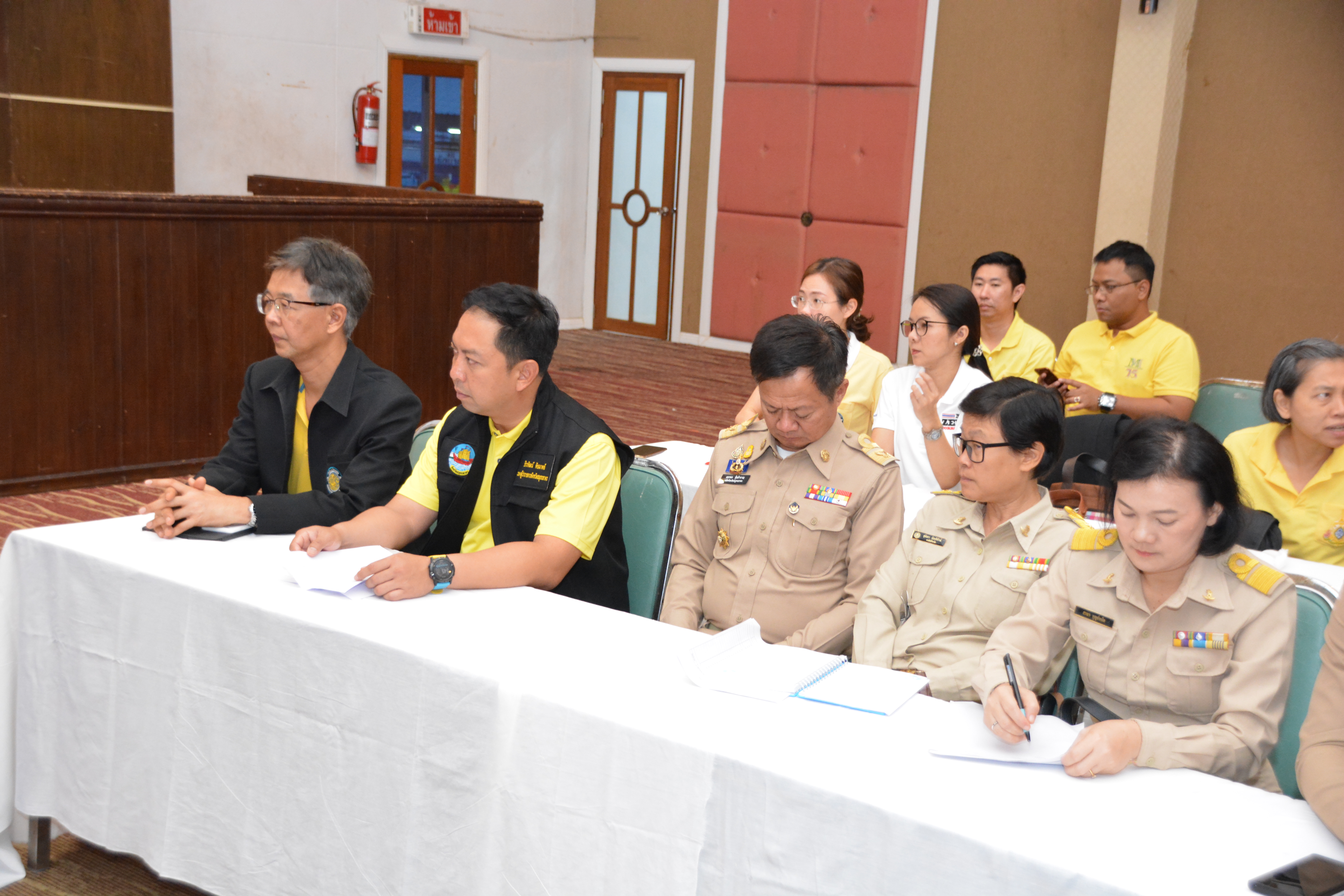รัฐมนตรีช่วยว่าการกระทรวงพาณิชย์ติดตามสถานการณ์สินค้าประมง