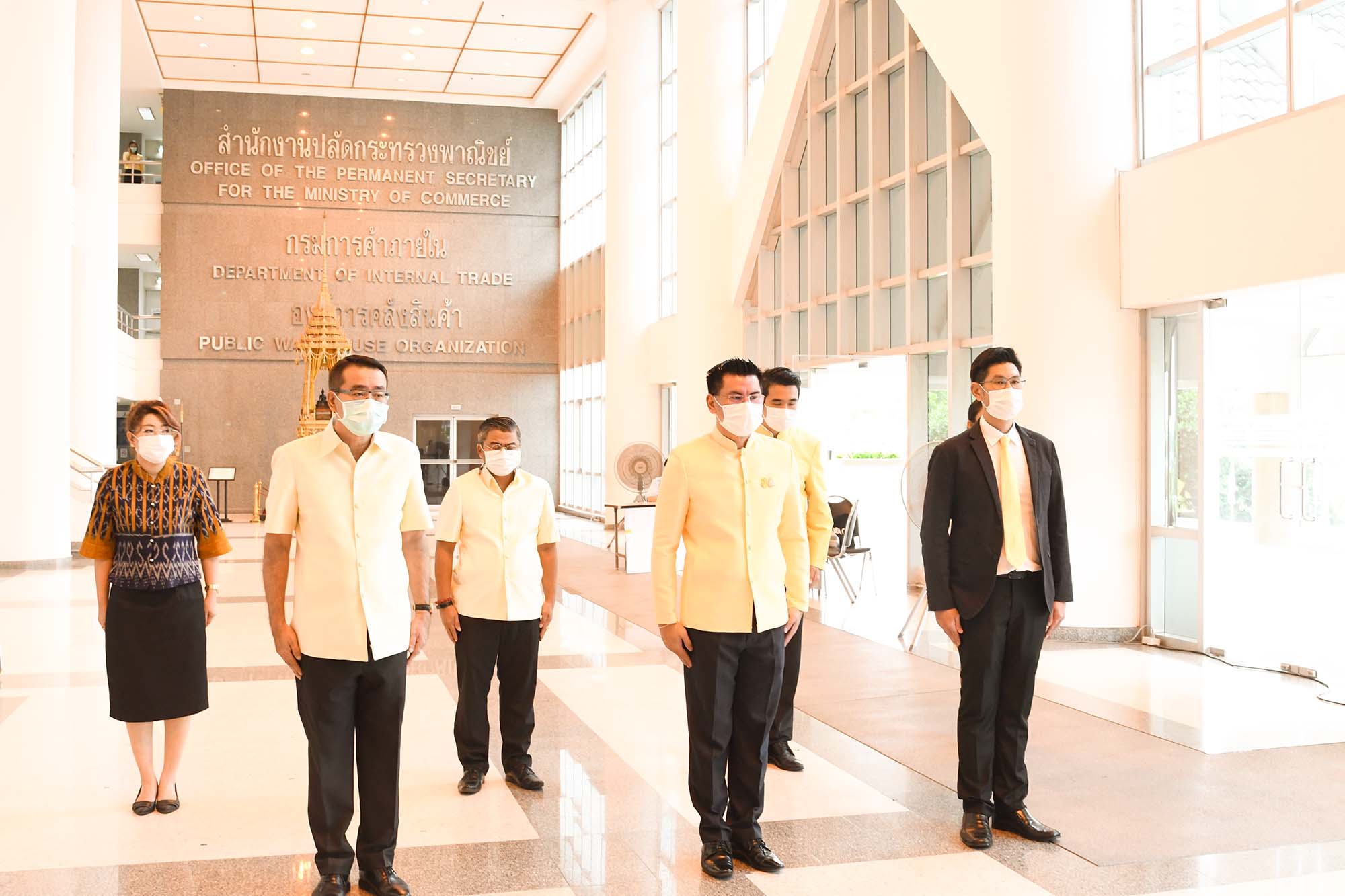 คณะผู้บริหารกรมการค้าภายใน ร่วมพิธีลงนามถวายพระพรฯ