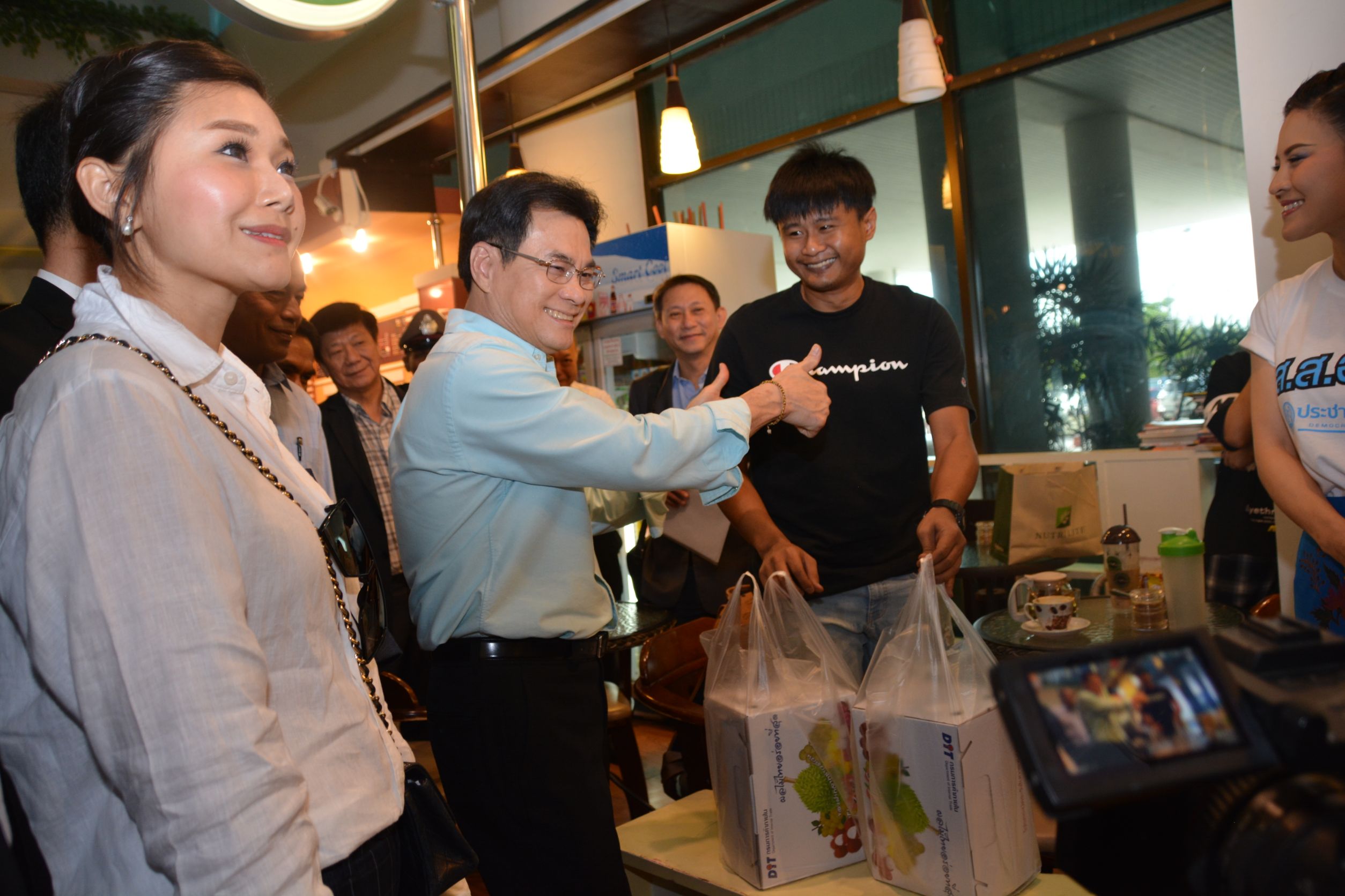 รัฐมนตรีว่าการกระทรวงพาณิชย์ลงพื้นที่ติดตามการดำเนินการให้บริการกล่องบรรจุผลไม้