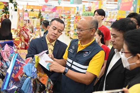 พาณิชย์ผนึกกำลังร่วมกับ บก.ปคบ. สคบ. อย.  คุมเข้มการแสดงราคากระเช้าของขวัญปีใหม่ พร้อมติดตามโครงการ “พาณิชย์ลดราคา New Year Mega Sale 2025” 