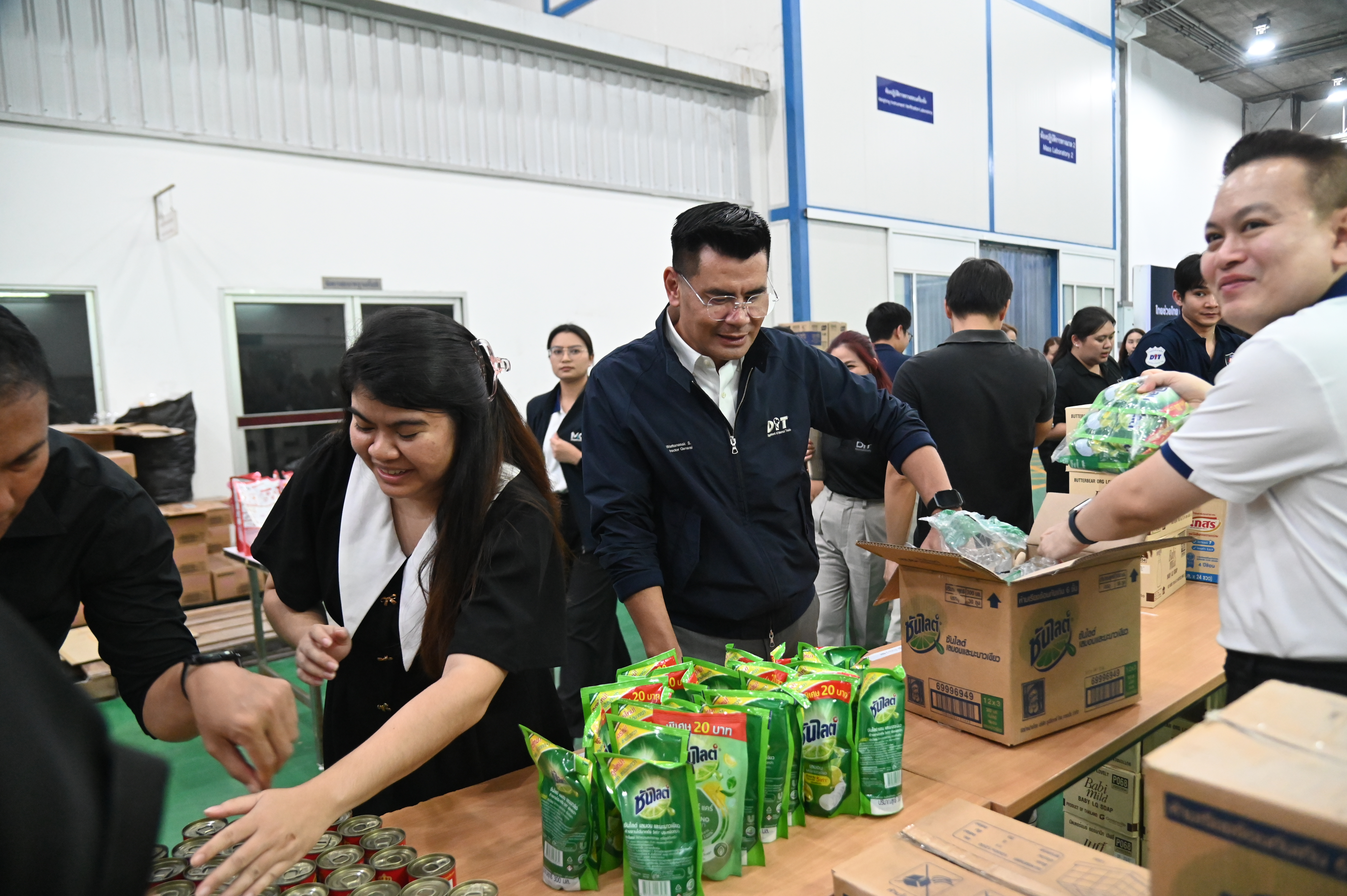 กรมการค้าภายใน บรรจุถุงยังชีพ เพื่อเตรียมส่งมอบให้ผู้ประสบภัยน้ำท่วม 