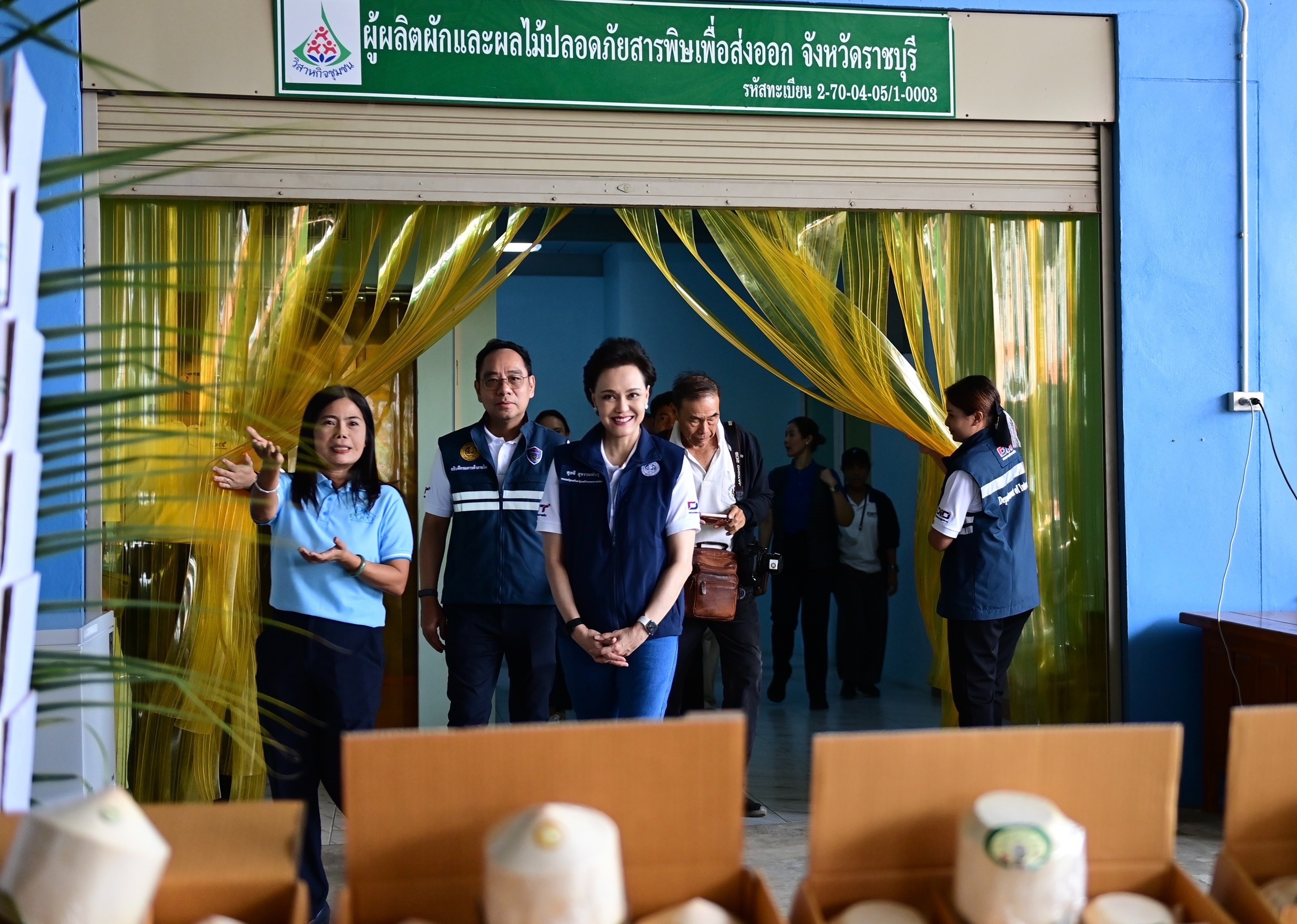 ข่าวเลขที่ 178/2569 พาณิชย์ลงพื้นที่เยี่ยมชมวิสาหกิจชุมชนต้นแบบผู้ผลิตมะพร้าวน้ำหอมคุณภาพ ติดตามระบบการจัดการผลผลิตพรีเมียม เพื่อเตรียมความพร้อมสู่ล้งชุมชนต้นแบบ (5 กรกฎาคม 2569)