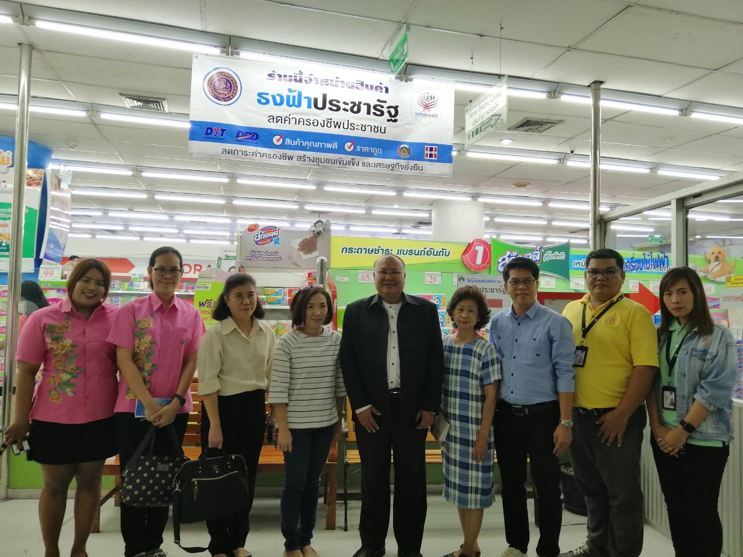 รองอธิบดีกรมการค้าภายใน ลงพื้นที่ชลบุรีติดตามการดำเนินงานของร้านค้าธงฟ้าประชารัฐ 