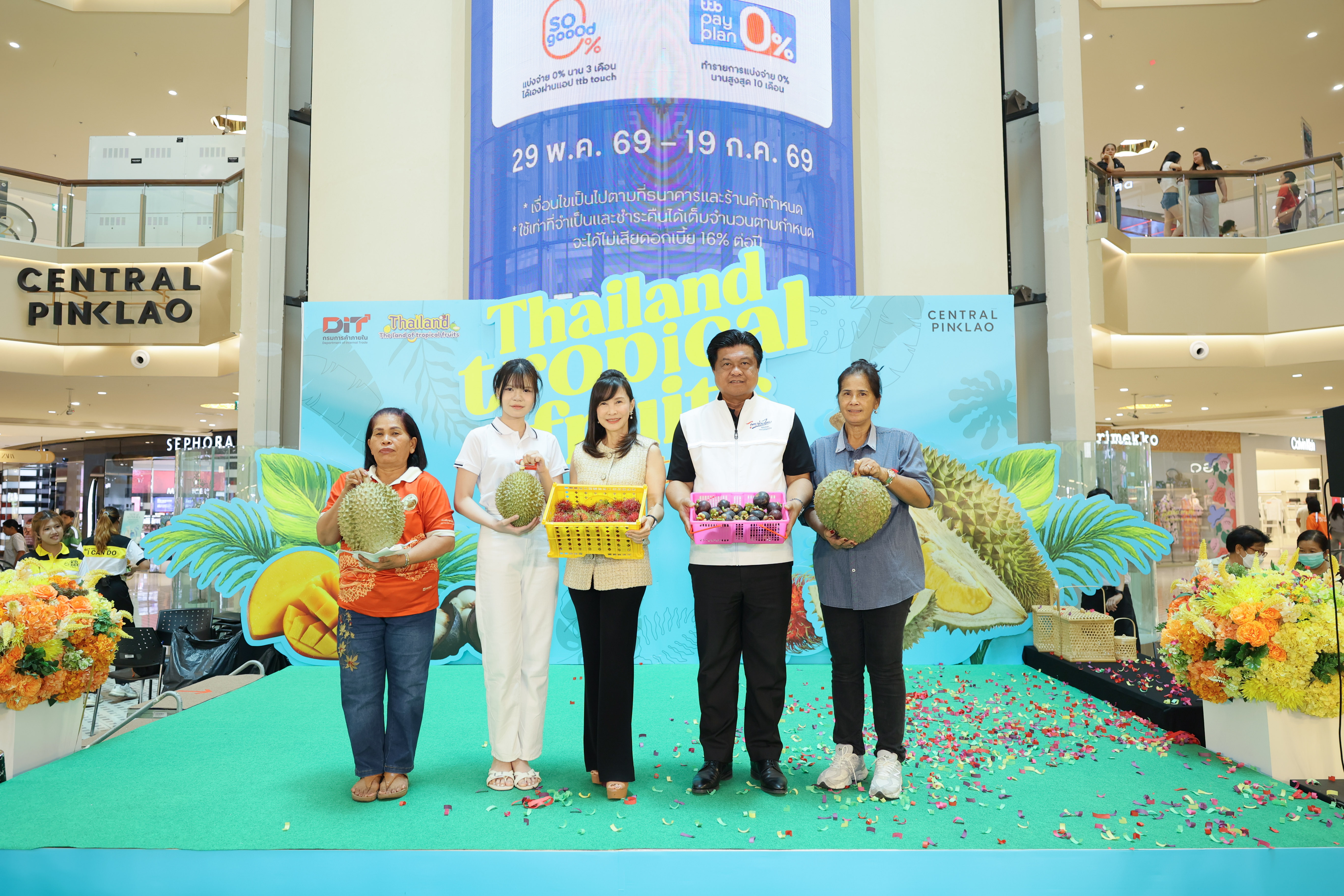 ข่าวเลขที่ 159/2569 “พาณิชย์ผนึกเซ็นทรัลพัฒนา จัดงาน Thailand Tropical Fruit Fiesta เชื่อมโยงผลไม้ไทยสู่ผู้บริโภค คาดจำหน่ายผลไม้กว่า 100 ตัน สร้างมูลค่าการค้ากว่า 10 ล้านบาท” (7 มิถุนายน 2569)