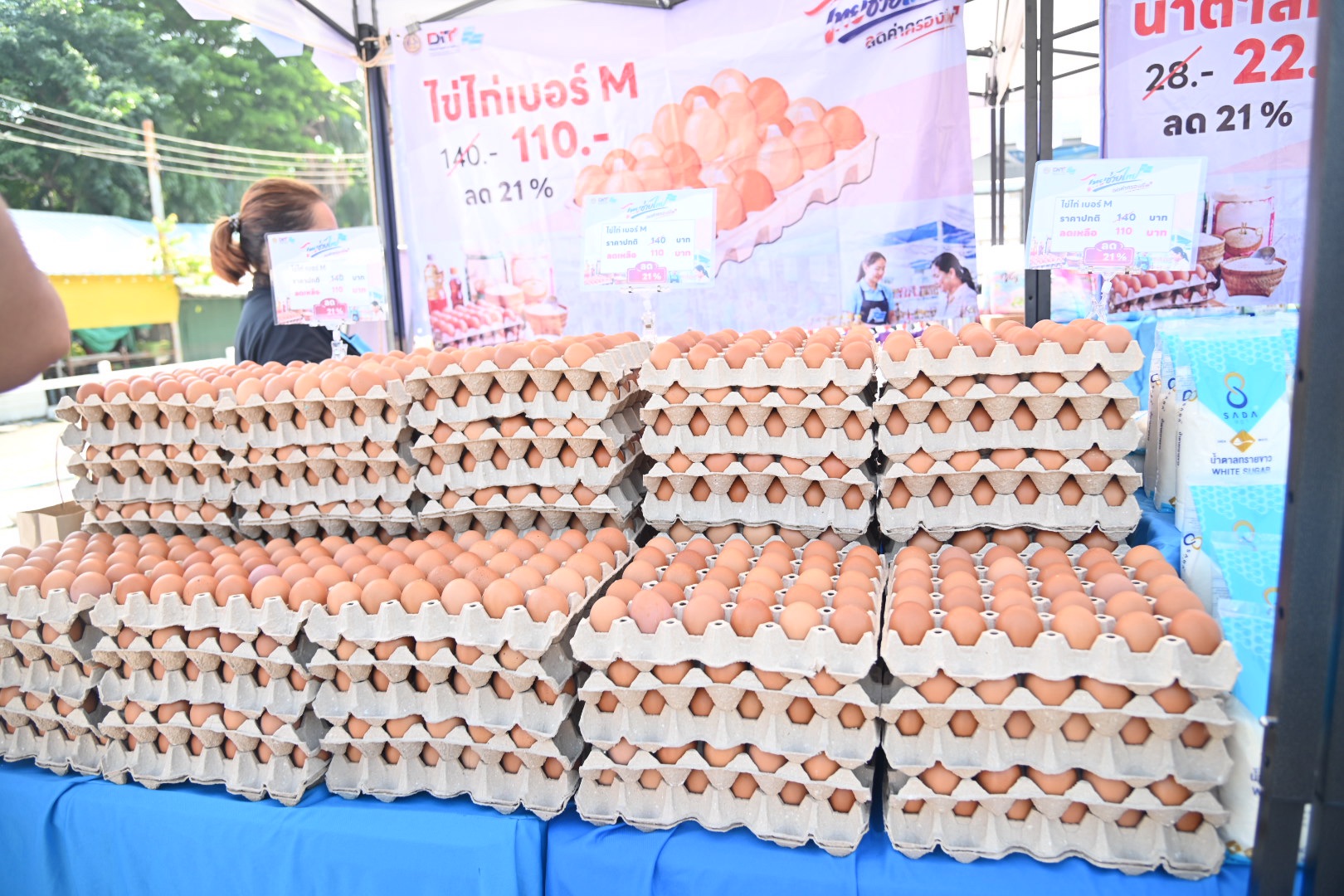 ข่าวเลขที่ 14/2570 “พาณิชย์” ลุย เคหะร่มเกล้า จัดไทยช่วยไทย ธงฟ้า ลดค่าครองชีพ ขนสินค้าจำเป็นกว่า 100 รายการ ลดสูงสุด 62% ช่วยประชาชนฟื้นฟูหลังน้ำท่วม (23 ตุลาคม 2569)