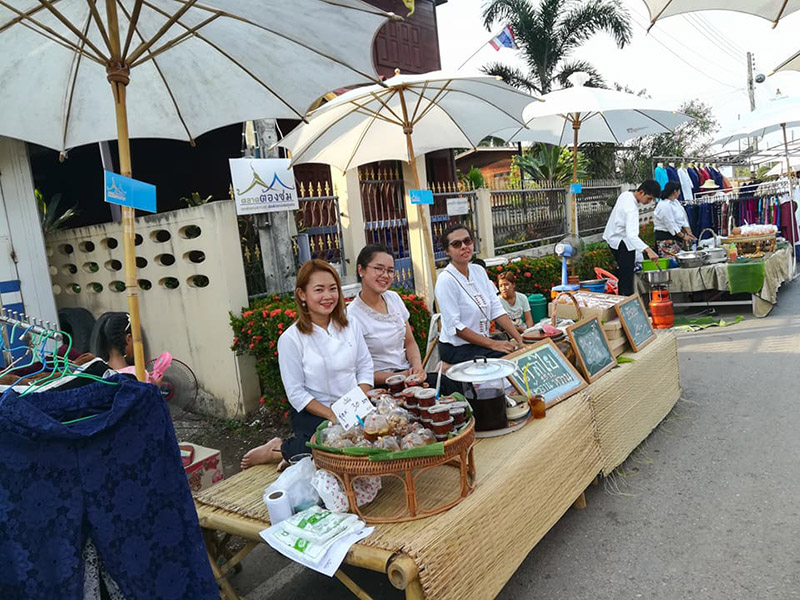 45634_ร้านค้าทางเข้างาน.jpg