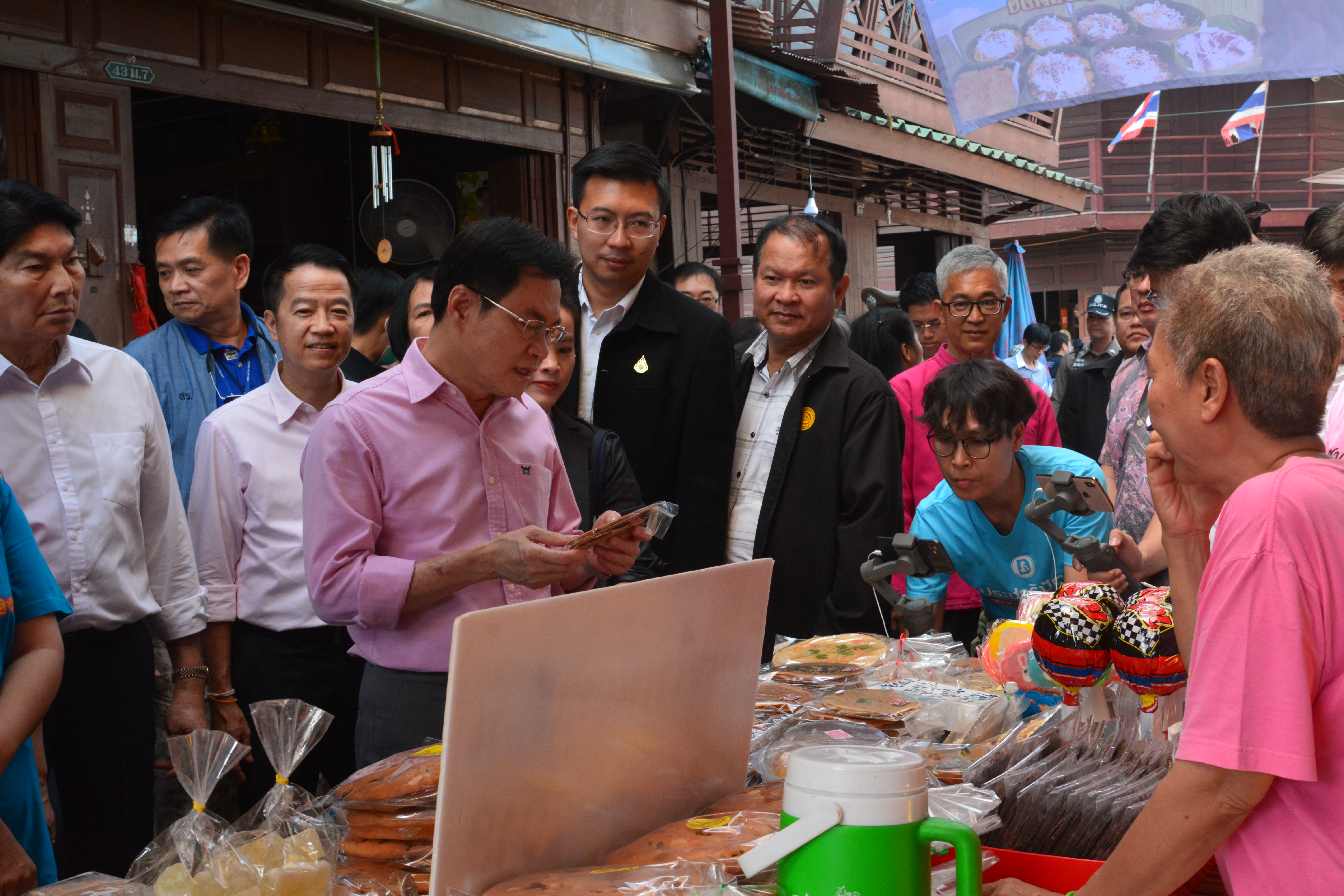 การเยี่ยมชมและติดตามสถานการณ์ราคาสินค้า  ณ ตลาดชุมชนขนมแปลกริมคลองหนองบัว