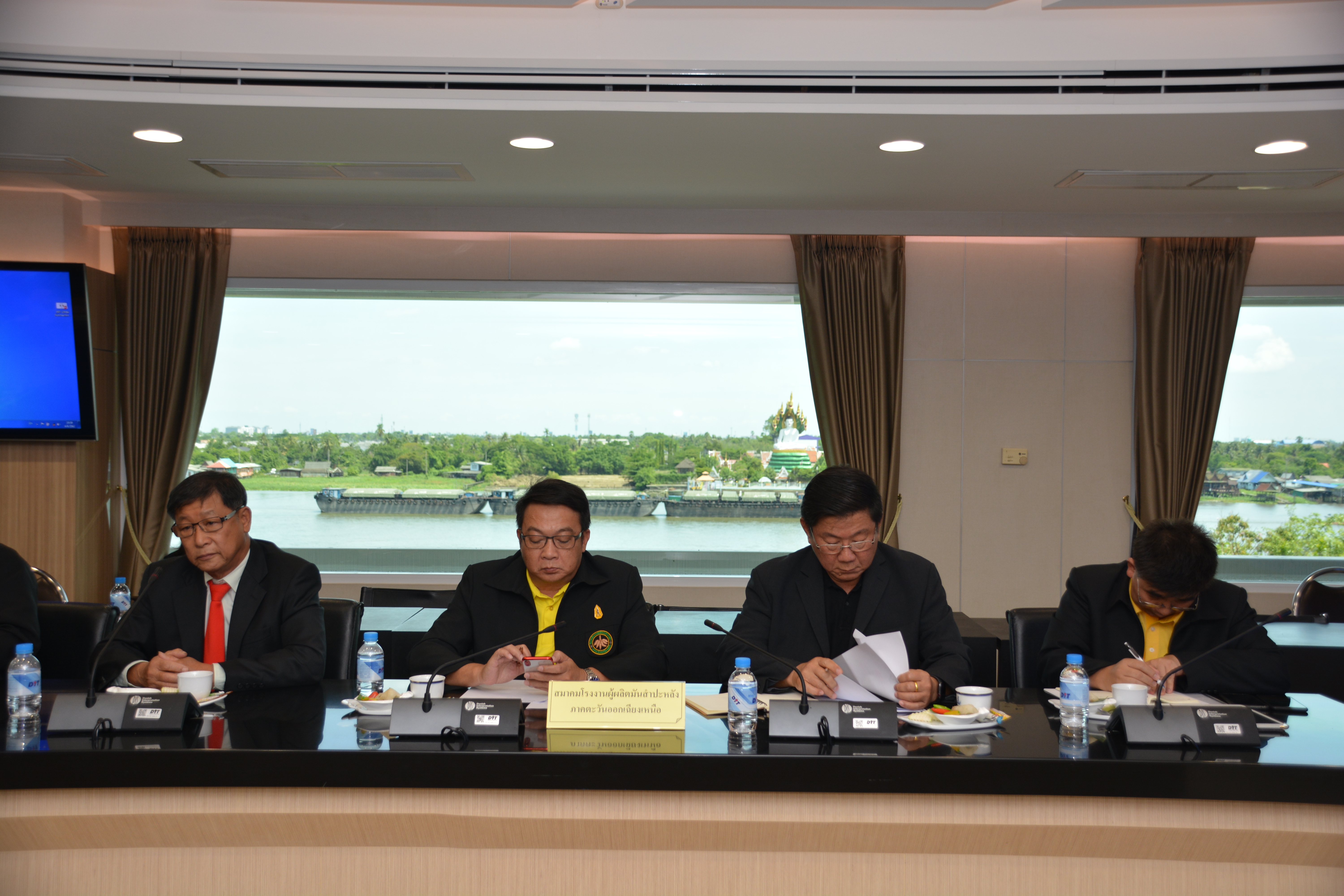 อธิบดีกรมการค้าภายใน ประชุมหารือสถานการณ์ และแก้ไขปัญหาราคามันสำปะหลังตกต่ำ