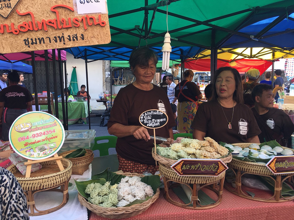 67777_แผงค้าขนมหวาน.jpg