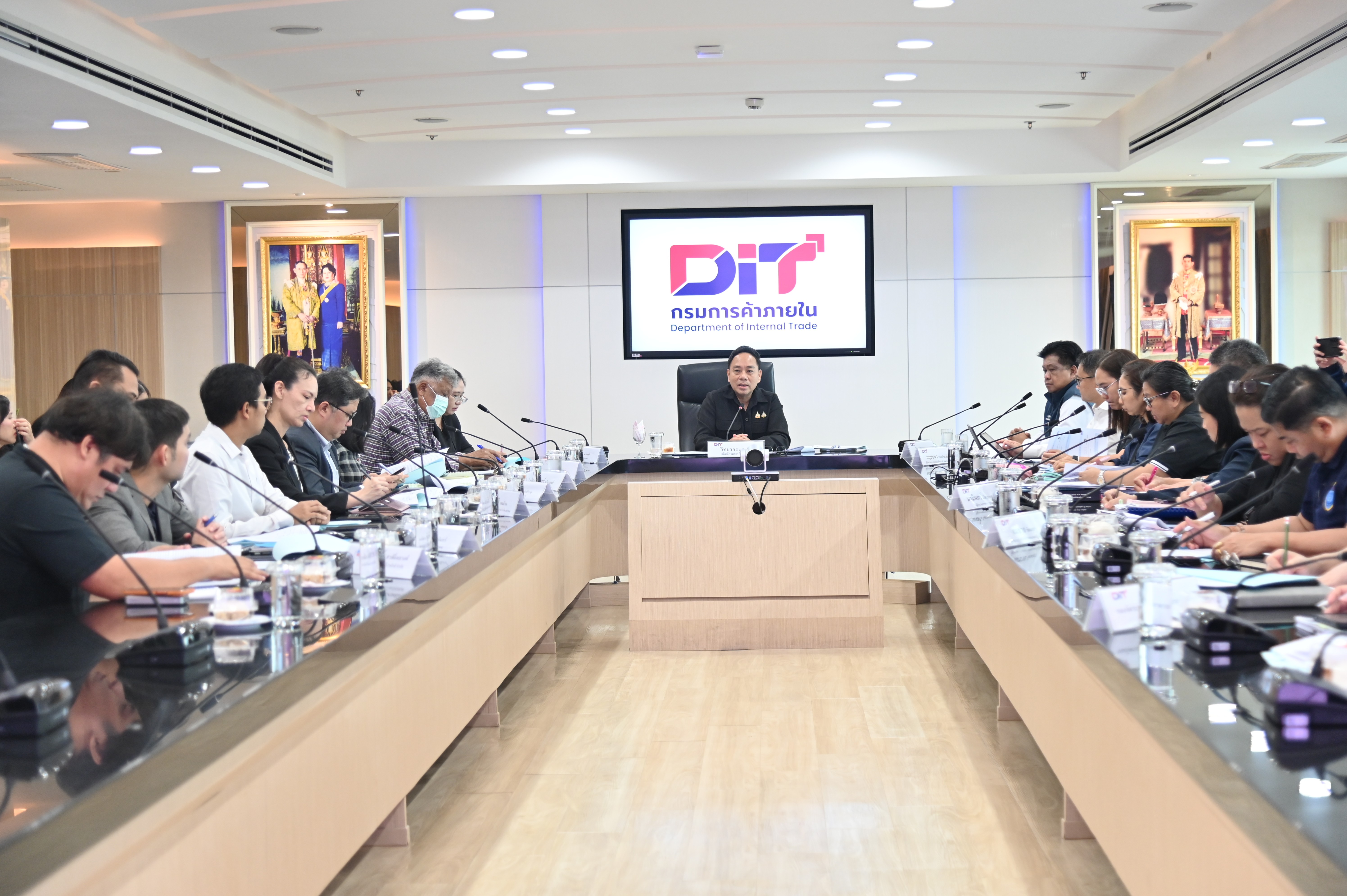 ข่าวเลขที่ 118/2569 ค้าภายในประชุมอนุกรรมการบริหารจัดการสมดุลน้ำมันปาล์ม ติดตามผลใช้ B7-B20 ดูแลสมดุลสต็อก ส่งออก และราคาผลปาล์มให้เป็นธรรม (21 เมษายน 2569)