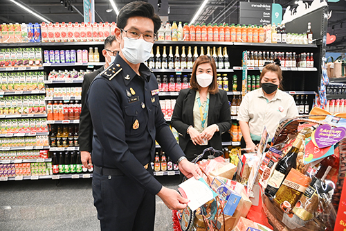 พาณิชย์ตรวจราคากระเช้าของขวัญเเละสินค้าอุปโภคบริโภคในช่วงใกล้เทศกาลปีใหม่