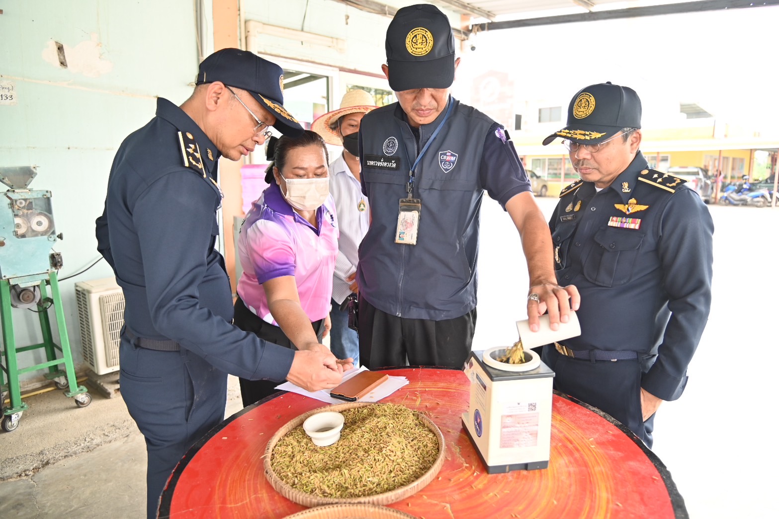 พาณิชย์ ปูพรมสายตรวจ เช็กตลาดรับซื้อข้าวเปลือก ป้องกันพ่อค้าเอาเปรียบชาวนา