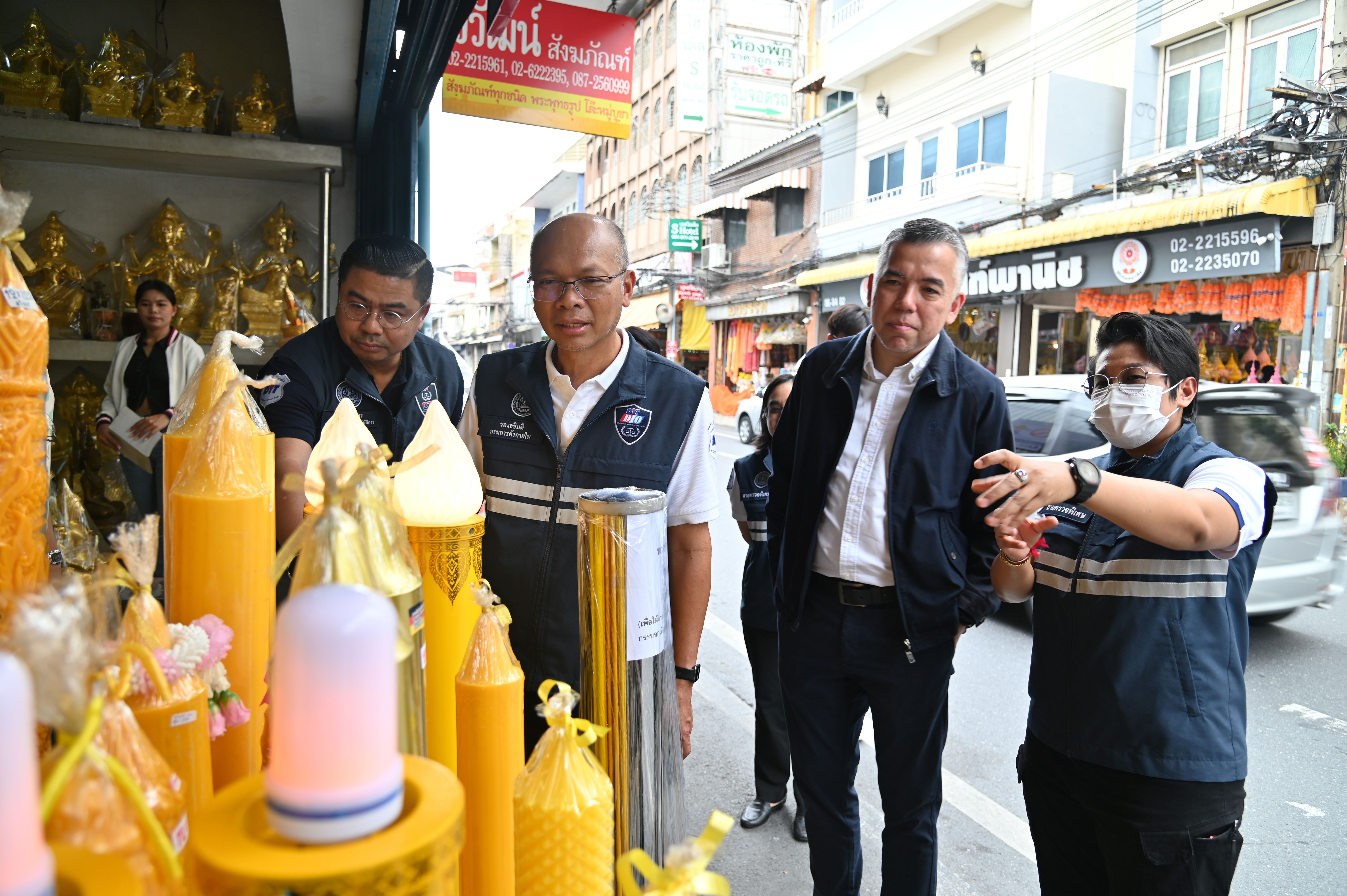 พาณิชย์ ลงพื้นที่ตรวจสอบสถานการณ์จำหน่ายชุดสังฆทานและชุดไทยธรรม