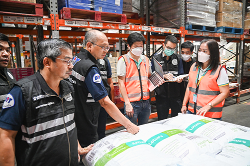 กรมการค้าภายในตรวจสต๊อกน้ำตาลทรายที่ศูนย์กระจายสินค้า