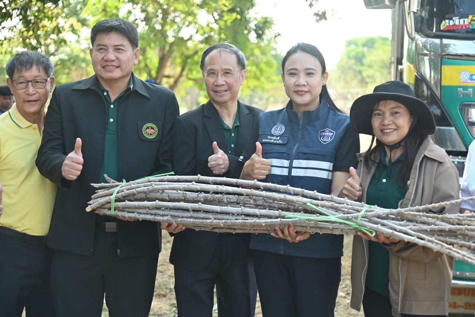 DIT ลงพื้นที่โคราช มอบท่อนพันธุ์มันสำปะหลังคุณภาพ  ติดตามสถานการณ์ปุ๋ยเคมี และตรวจสถานีบริการน้ำมันเชื้อเพลิง