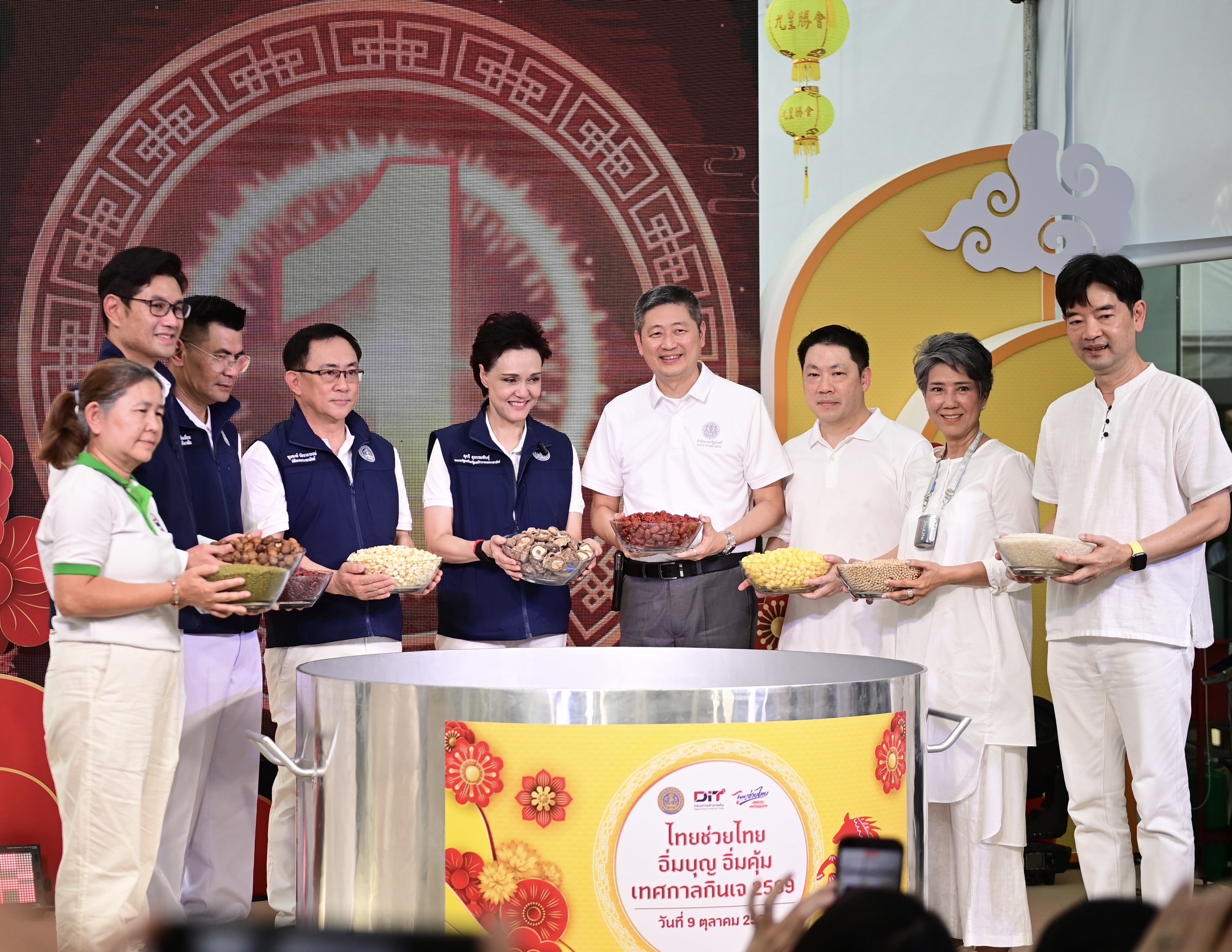 ข่าวเลขที่ 8/2570 “พาณิชย์” ผนึก 45 พันธมิตร จัด “ไทยช่วยไทย อิ่มบุญ อิ่มคุ้ม เทศกาลกินเจ 2569” ลดราคาสูงสุด 50% เร่งกระจายสินค้า ดูแลค่าครองชีพประชาชน (9 ตุลาคม 2569)