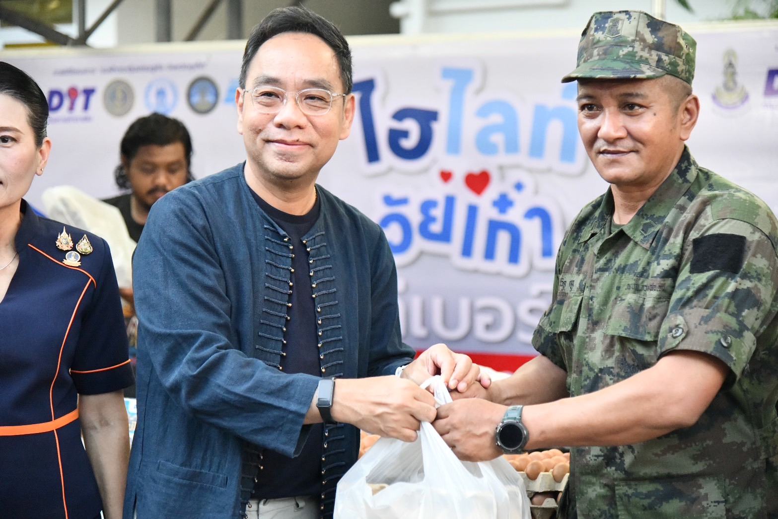 “พาณิชย์" ร่วมทัพเรือภาค 3 ต่อยอดเงินหมื่น  จัด “ธงฟ้า ชูใจ วัยเก๋า 60+” จ.ภูเก็ต  ลดค่าครองชีพประชาชน